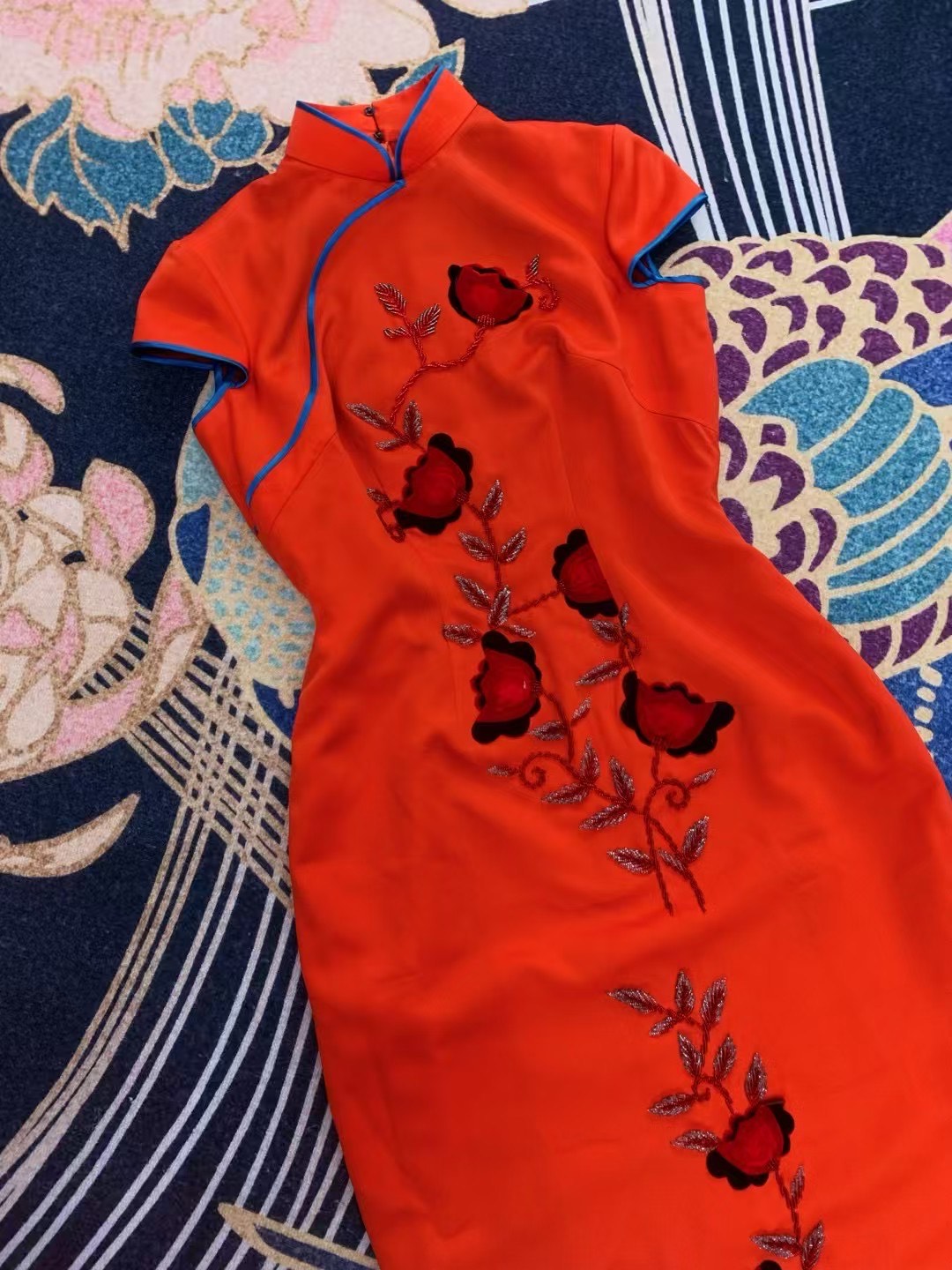 客订结缘 -《朱华曳影·碧缘凝香：刺绣花藤修身橘红缎面旗袍》| Customized Design - "Vermillion Splendor, Azure Edge: Embroidered Floral Vine Slim-Fit Cheongsam in Mandarin Orange Silk Satin"