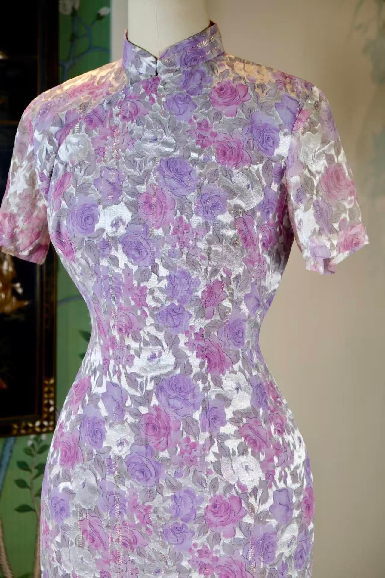 50年代 - 七彩织金玫瑰旗袍：一袭风华里的时代密码 | 1950s - The Rainbow Woven-Gold Rose Cheongsam: A Code of the Era Encapsulated in Elegance
