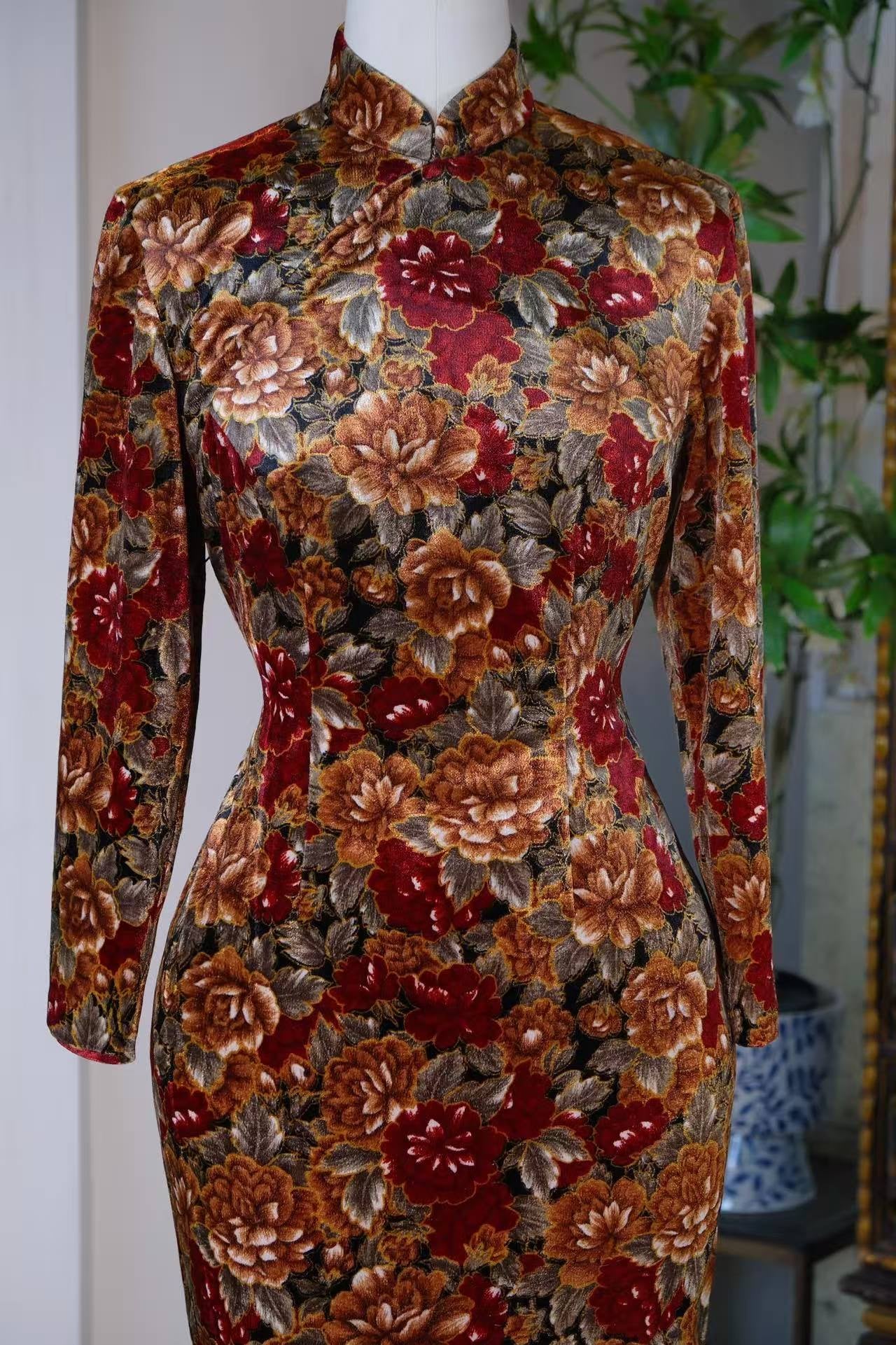 60年代 - 六十年代台湾金丝绒手绘旗袍：金笔勾丹青，花影锁流年 | 1960s - The Gilded Brush and the Velvet Bloom: A 1960s Taiwanese Hand-Painted Gold Velvet Cheongsam