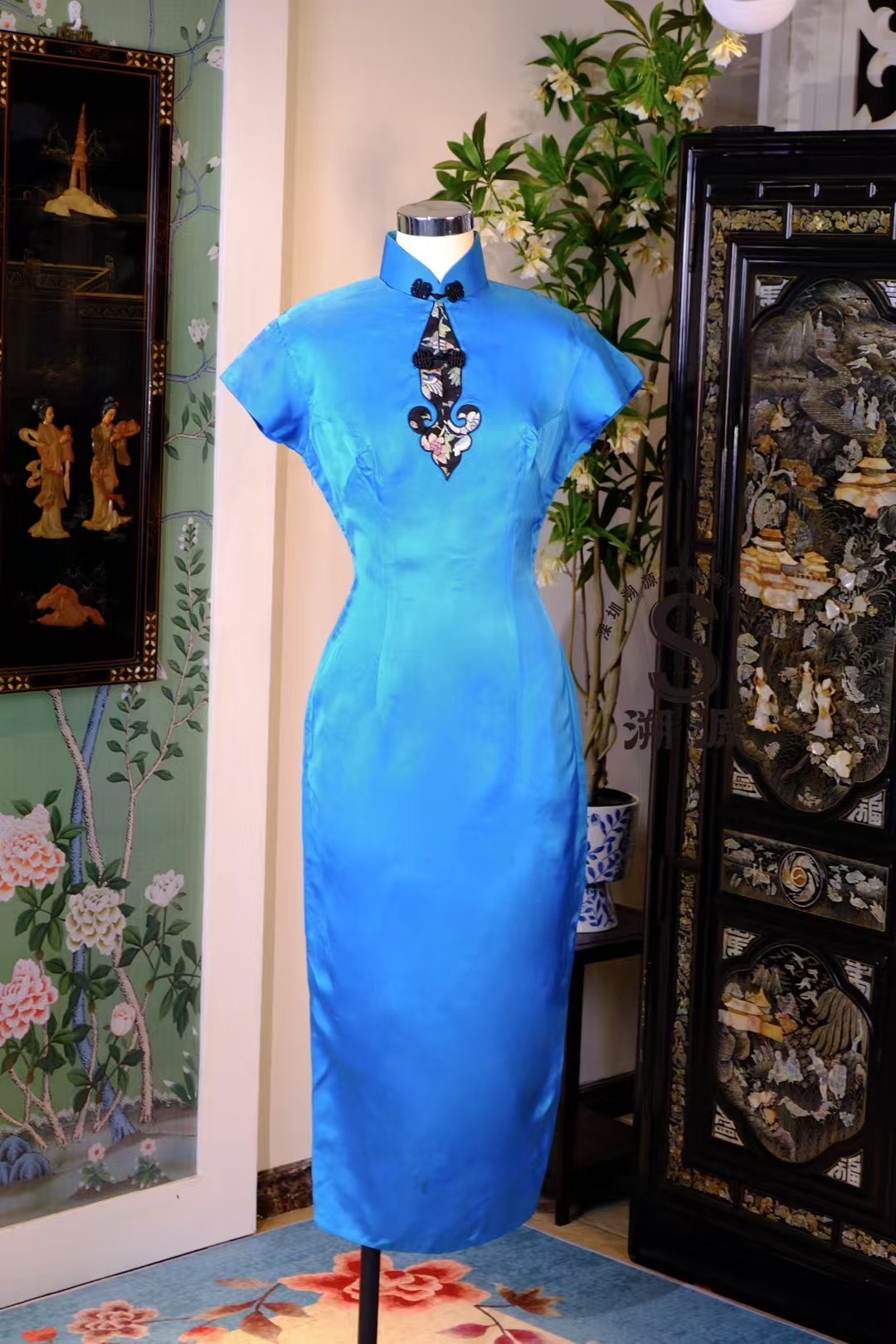 50年代 - 「天青瀲灩・雲肩盤繡」：寶石藍緞面清代古董如意云头手工刺繡旗袍 | 1950s - "Sky Blue Ripples and Cloud Shoulder Embroidery": Antique hand-embroidered qipao in gemstone blue satin from the Qing Dynasty
