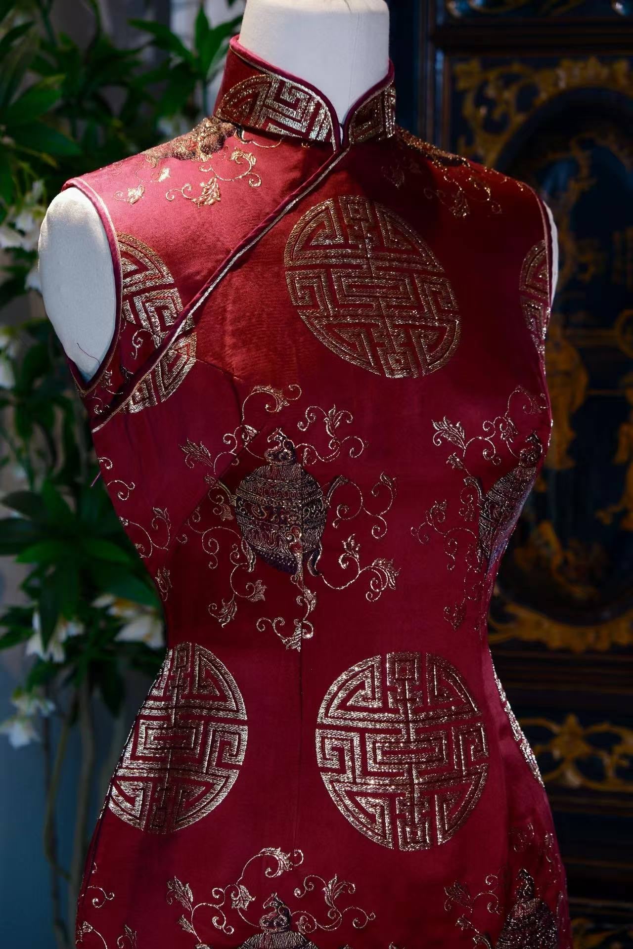 60年代 - 香江丝府·胭脂红织金团寿缠枝莲古董旗袍 |  1960s - The Silk Repository of Hong Kong: Vintage Rouge-Red Cheongsam with Gold-Woven Shou Medallions and Interlocking Lotus