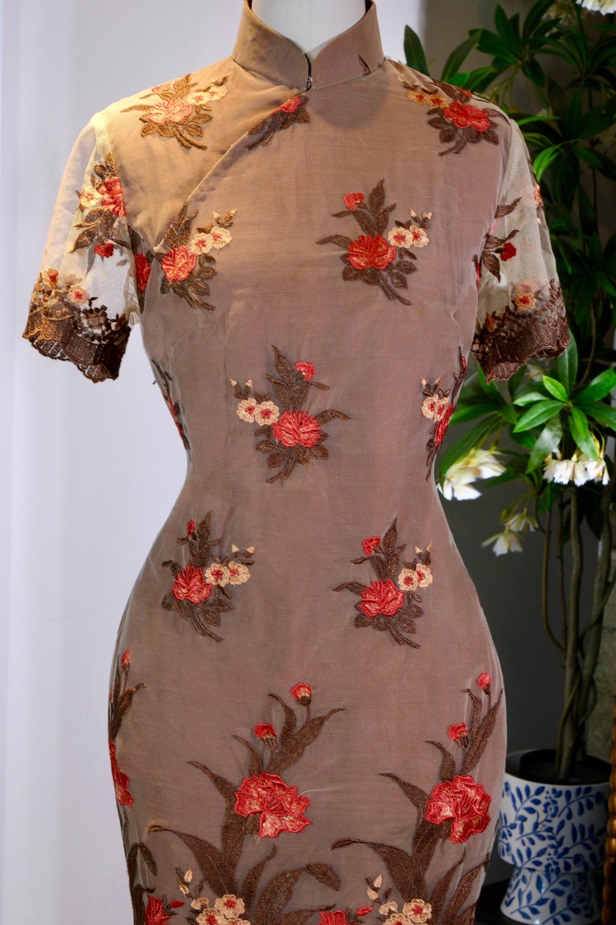 霓裳旧梦：钟情绸缎庄的南洋绮语与西式绣工 | Sartorial Nostalgia: The Nanyang Reverie and Western Embroidery of Chung Ching Mercery