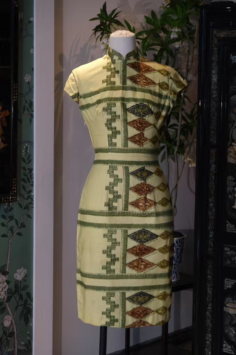50年代 - 茉莉雅黃・埃及圖騰・三角腰十字袖・五零年代摩登港式旗袍 / 1950s - Jasmine Yellow Elegance - Egyptian Totem - Mid-Century Modern Hong Kong Qipao
