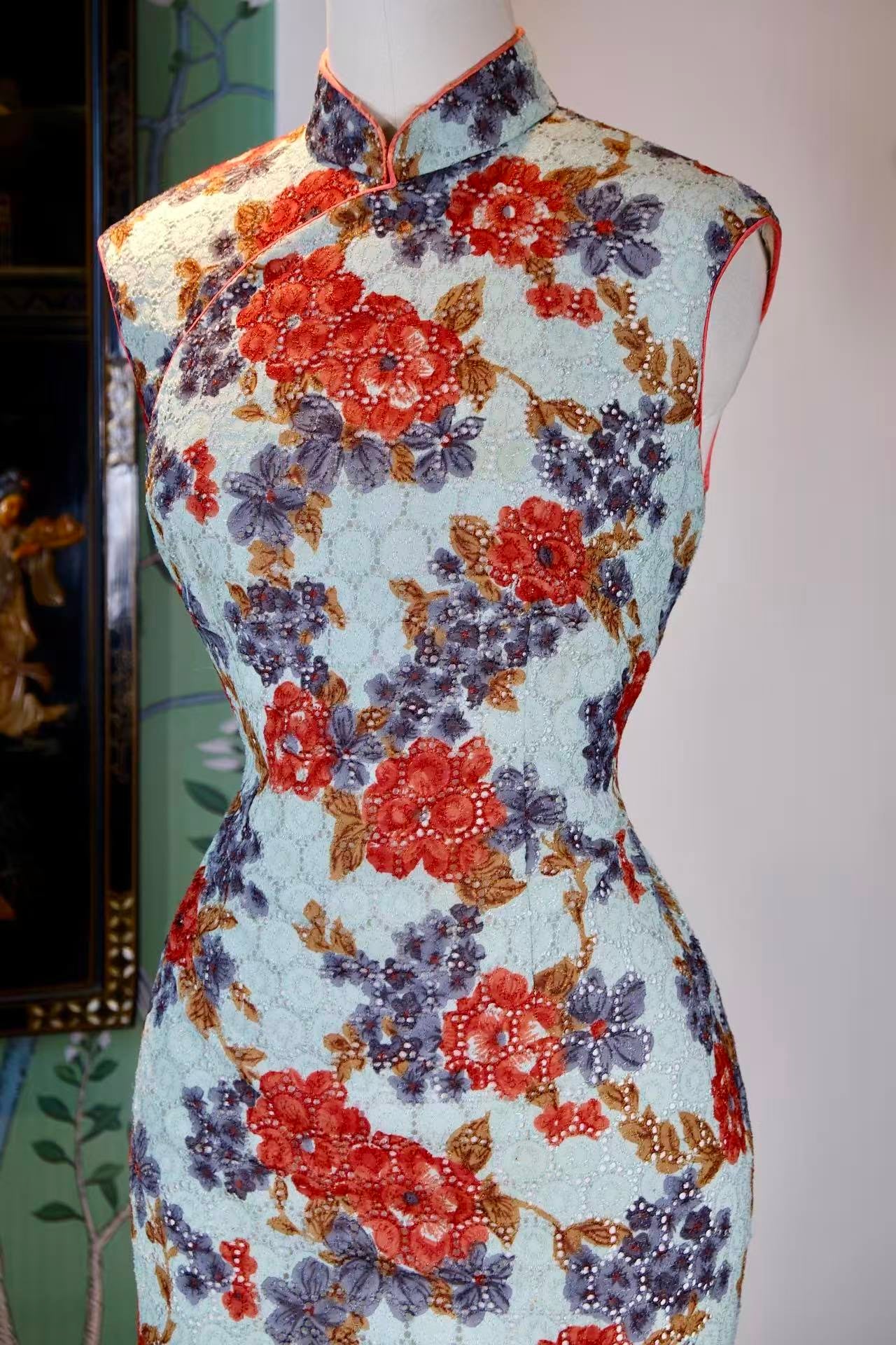 60年代 - 东方绮梦·六十年代香港浅青蕾丝法国刺绣牡丹芍药古董旗袍 | 1960s - Oriental Fantasy: A 1960s Hong Kong Vintage Cheongsam in Pale Cyan Lace with French Embroidered Peony and Peonies