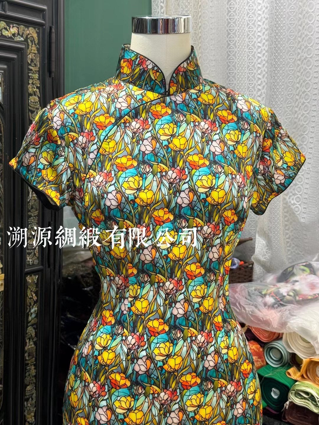 客定结缘 - Art Nouveau风华：彩绘玻璃·黄水仙马赛克印花短袖旗袍 | Customized Design - Art Nouveau Splendor: Stained-Glass Effect Yellow Daffodil Mosaic Print Short-Sleeve Qipao