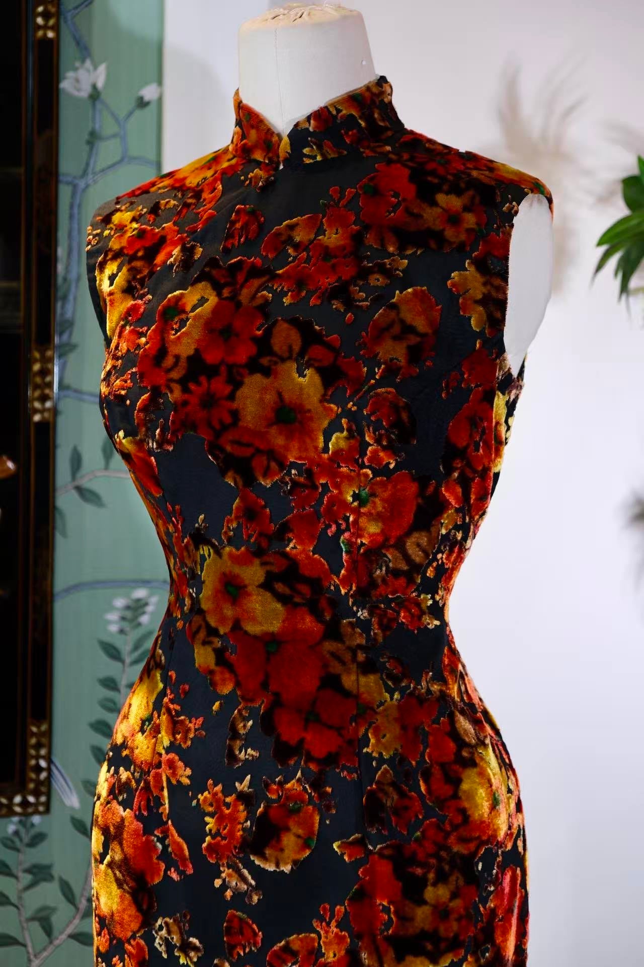 60年代 - 六十年代烧花丝绒手绘晕染古董旗袍 | 1960s - A Burn-Out Velvet Dream: A 1960s Hand-Painted Ombre Antique Qipao