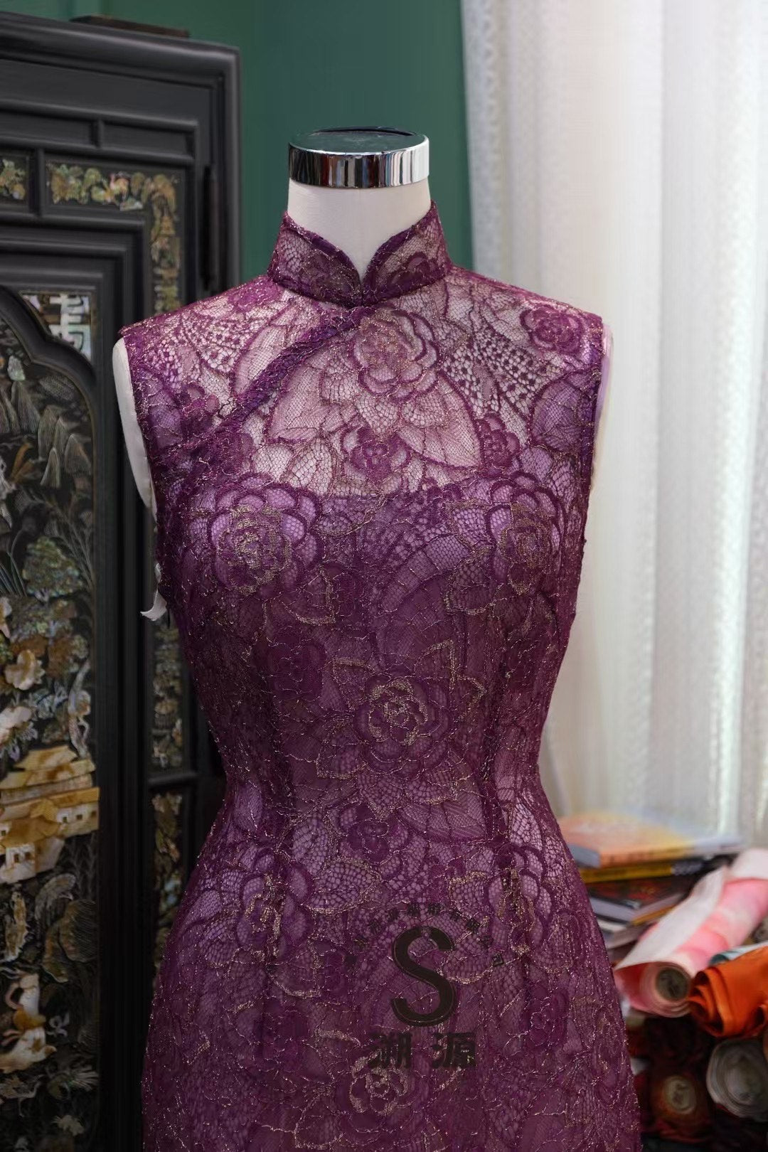 客定结缘 - 奢华高定·手工金线刺绣蕾丝·紫玫无袖修身旗袍：《暮光玫瑰之恋》| Customized Design - Haute Couture Gold-Thread Embroidered Heavy Lace Sleeveless Qipao: "Twilight Rose Romance"