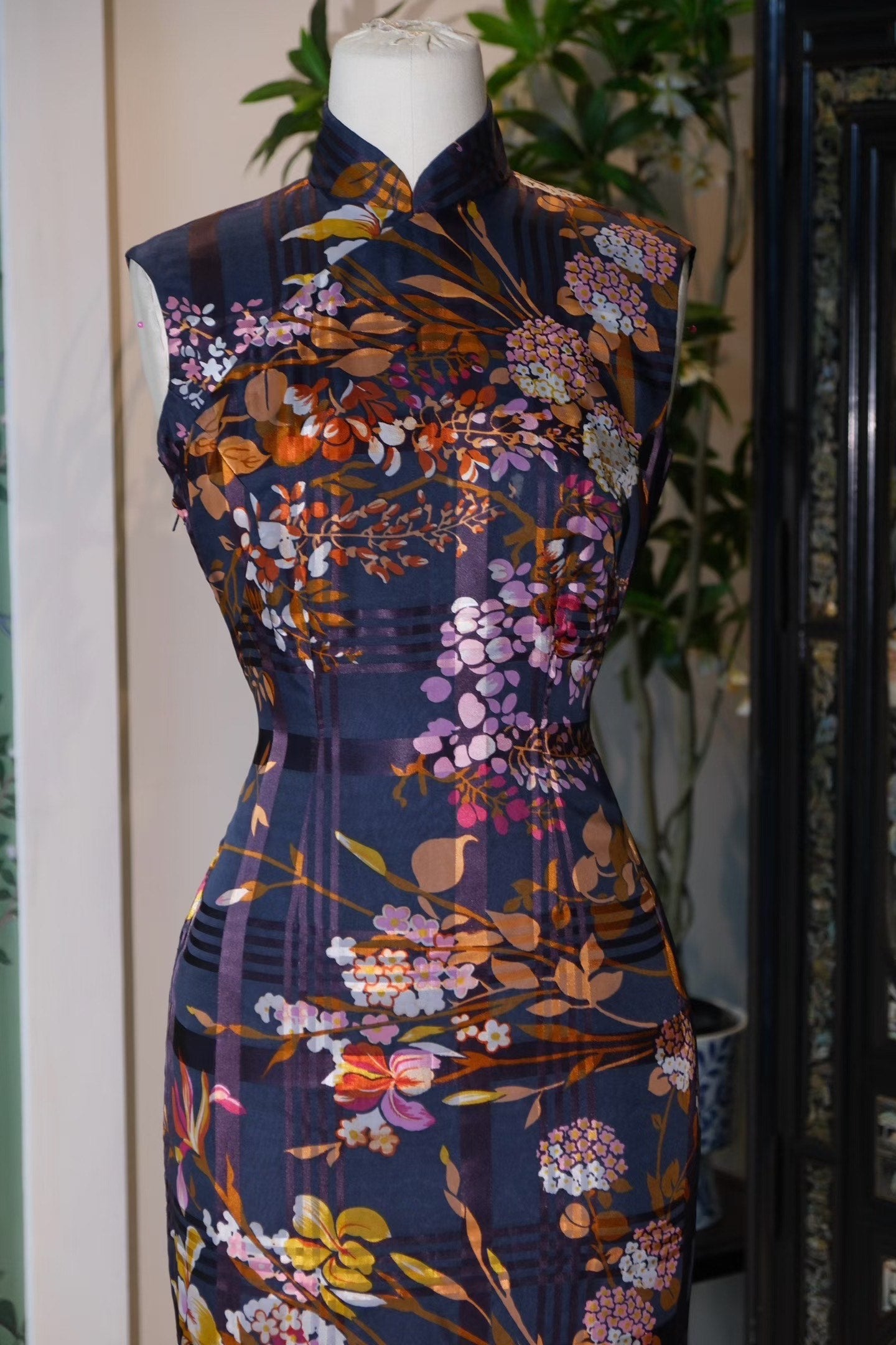 60年代 - 夜幕花园・繁花菱格纹薄纱・月下暗香古董港式旗袍 / 1960s - Midnight Garden: Floral Diamond Mesh Sheer Vintage Hong Kong Qipao