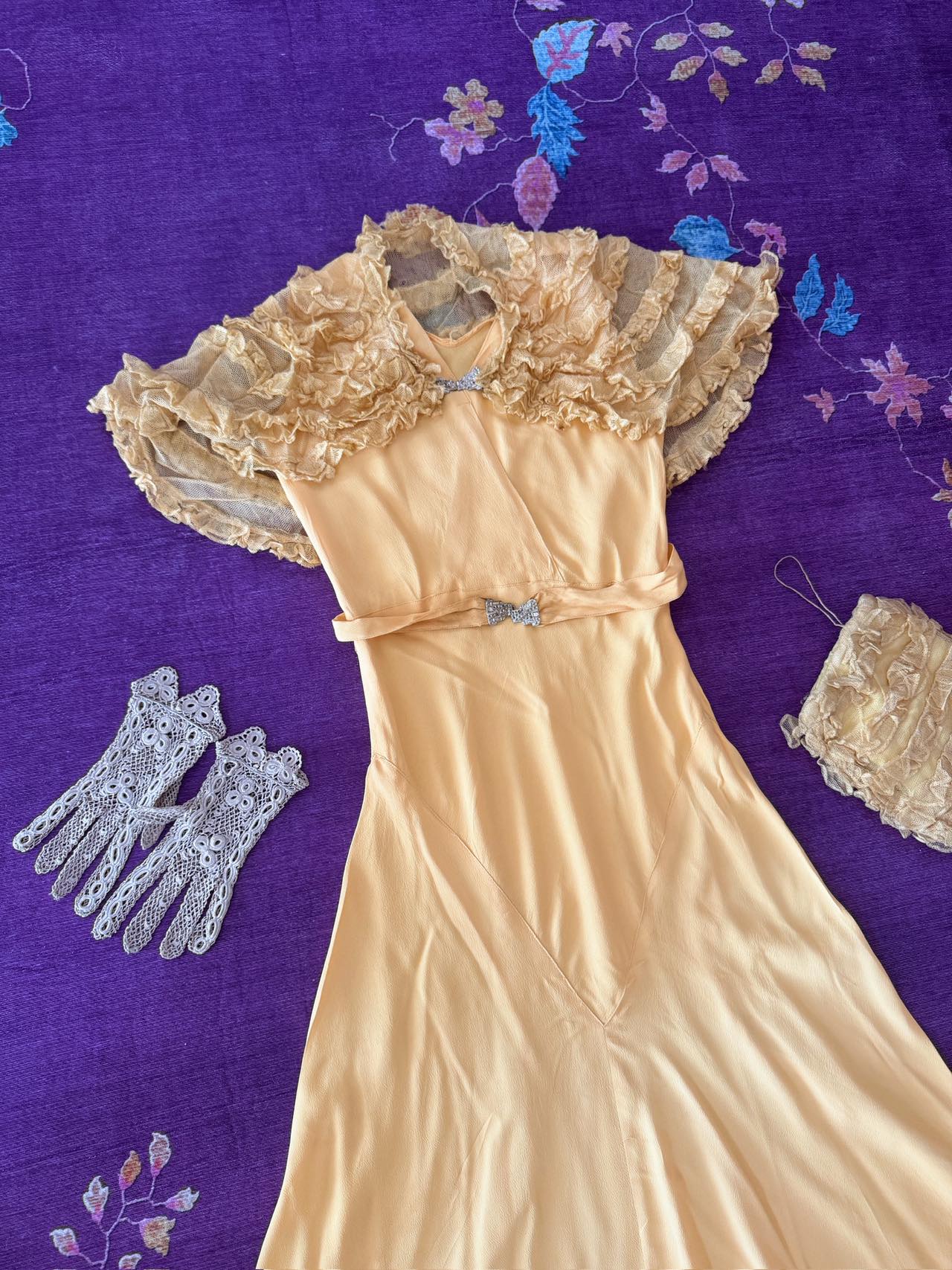 云肩流金：民国三十年Art Deco真丝礼服与“海派旧梦” | Gilded Cloud Shoulder: A Republic of China Year 30 (1940s) Art Deco Silk Gown and "Shanghai-Style Old Dreams"