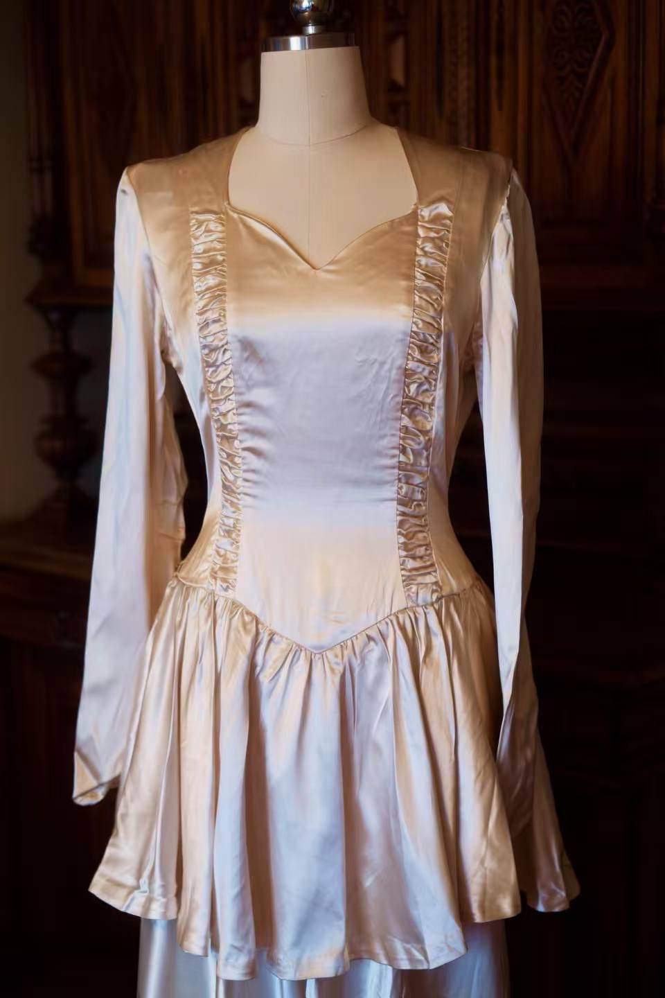 Vintage婚礼礼服 - 《锦缎里的岁月遗珍》—— 一件民国四十年代真丝缎古董婚纱美学鉴赏_HL| Vintage Wedding Dress - A Silk Satin Heirloom: A 1940s Republican Era Antique Wedding Gown_HL
