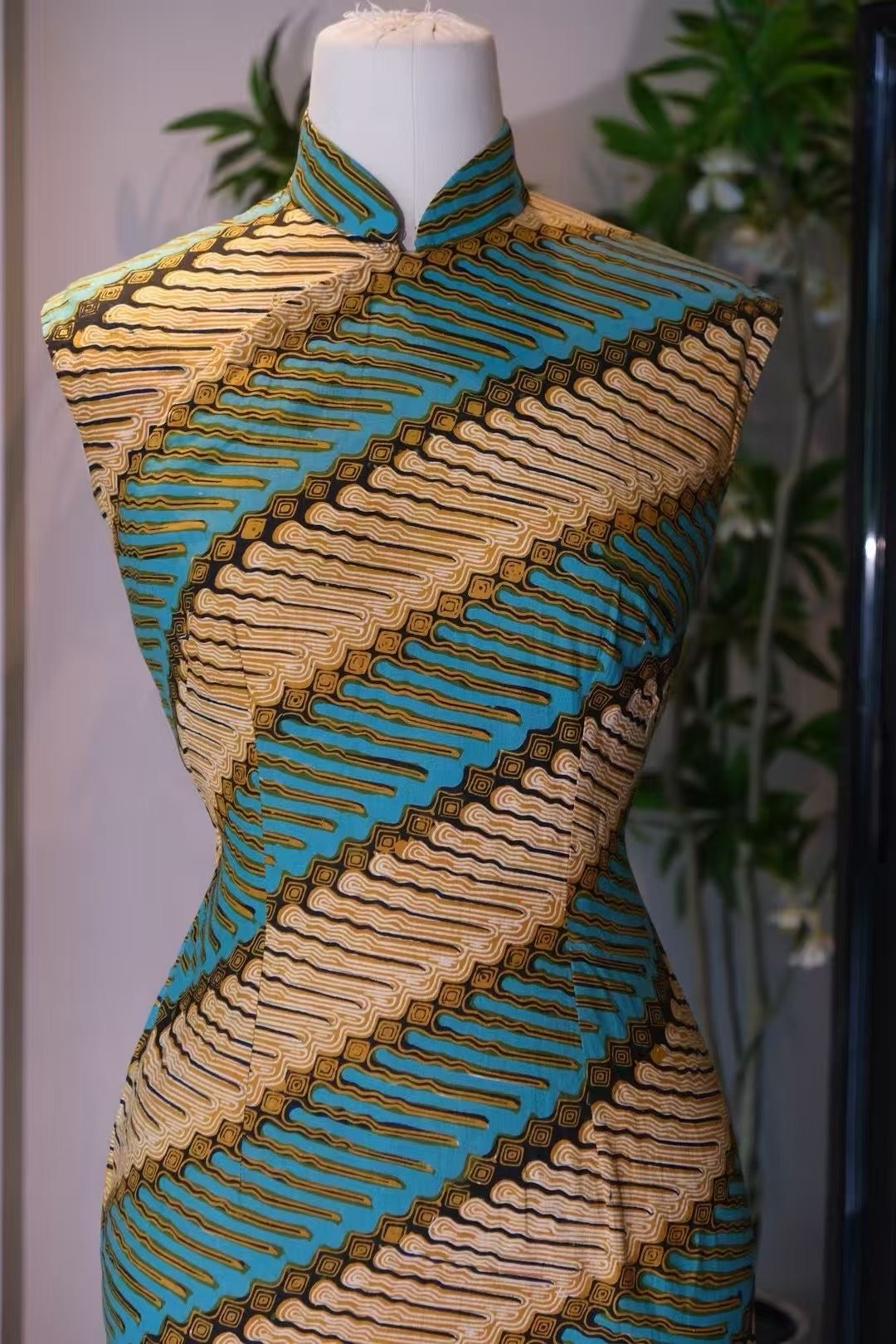 60年代 - 南洋峇迪・青金石蜡染斜纹・新加坡国立博物馆同款古董旗袍 / 1960s - Nanyang Batik: Lapis Lazuli Diagonal Print Qipao – National Museum of Singapore Piece