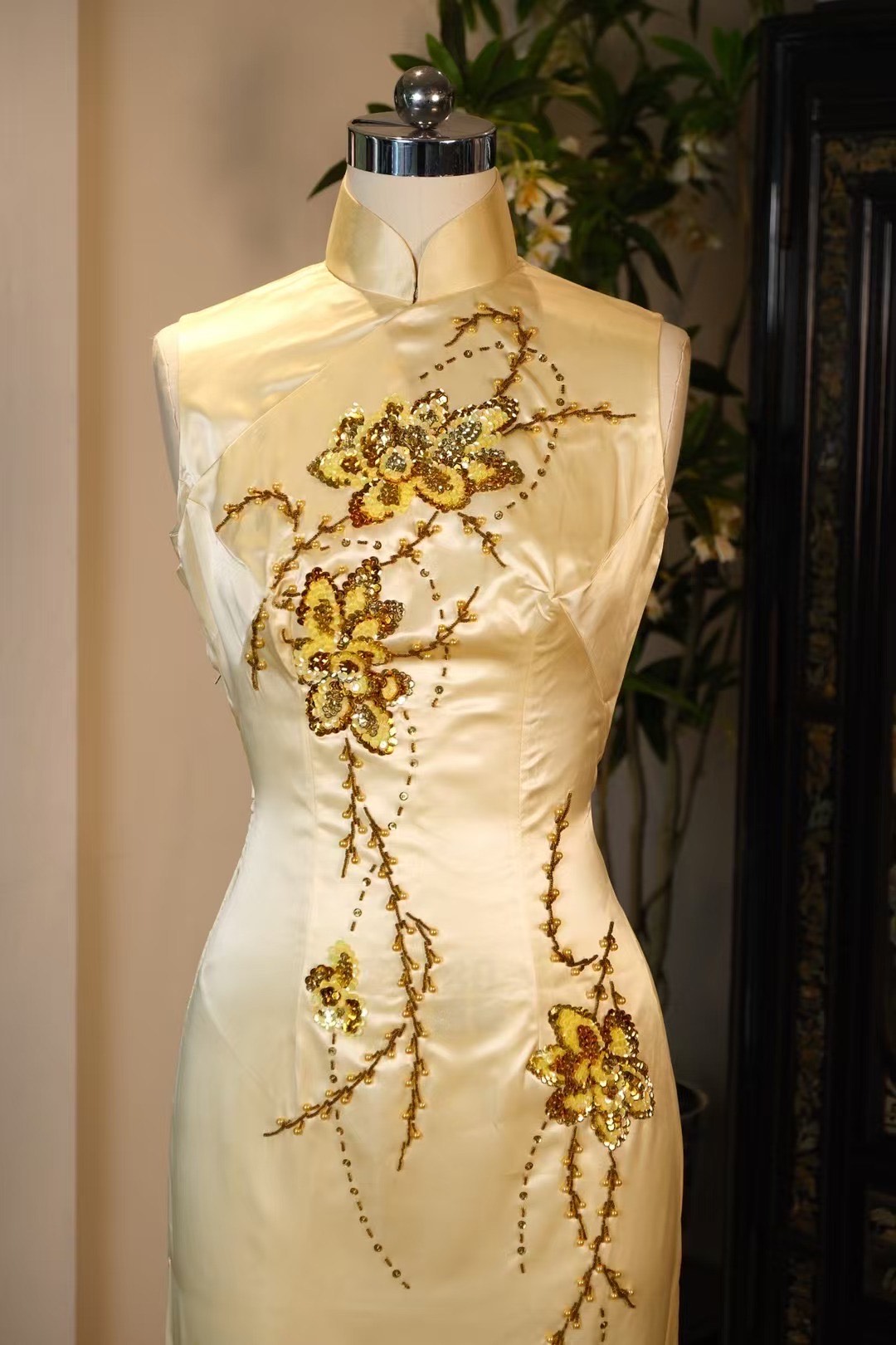 60年代 - 丝光流韵·金蕊玉兰绣珠旗袍 | 1960s - Silk Luster Flowing Charm: Golden Magnolia & Beaded Embroidery Qipao