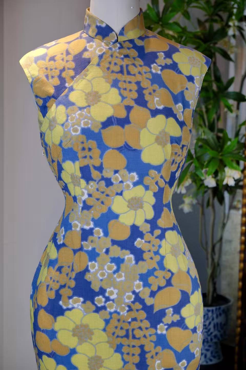 60年代 - 六零风华：香江蓝黄印花古董旗袍 | 1960s - 1960s Hong Kong Elegance: Blue and Yellow Printed Antique Qipao