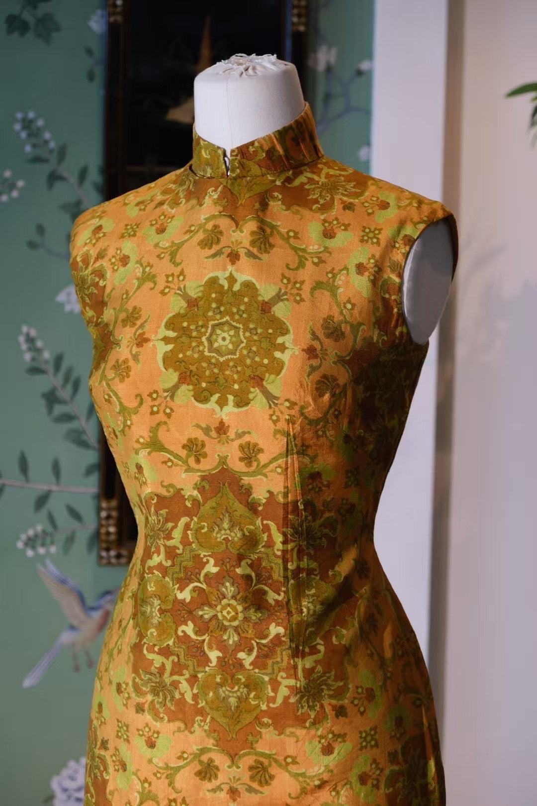 60年代 - 异域贵族情调：六十年代焦橙与橄榄绿提花古董旗袍礼服 | 1960s - Exotic Aristocratic Flair: 1960s Tangerine and Olive Green Brocade Antique Cheongsam Gown