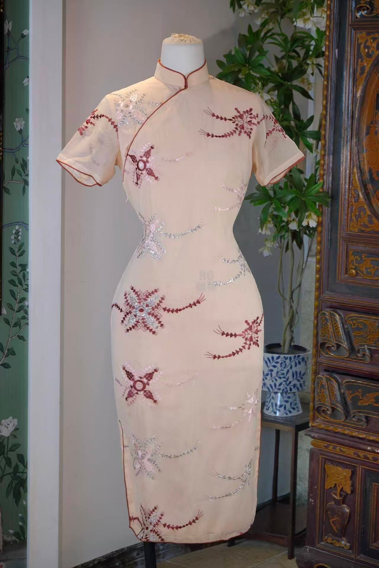 50年代 - 澄纱香绲缀星华——五十年代台湾产机器刺绣古董旗袍 | 1950s - Starlight Woven in Incense-Stick Piping: A 1950s Taiwanese Machine-Embroidered Antique Qipao
