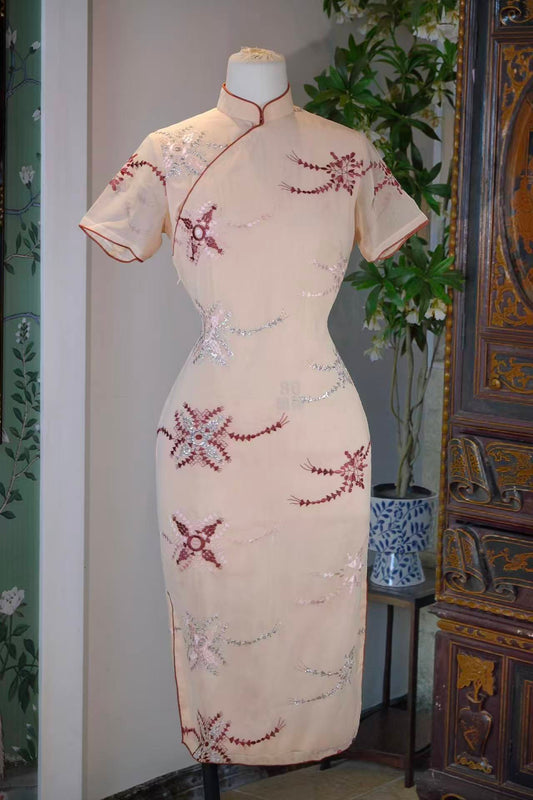 50年代 - 澄纱香绲缀星华——五十年代台湾产机器刺绣古董旗袍 | 1950s - Starlight Woven in Incense-Stick Piping: A 1950s Taiwanese Machine-Embroidered Antique Qipao