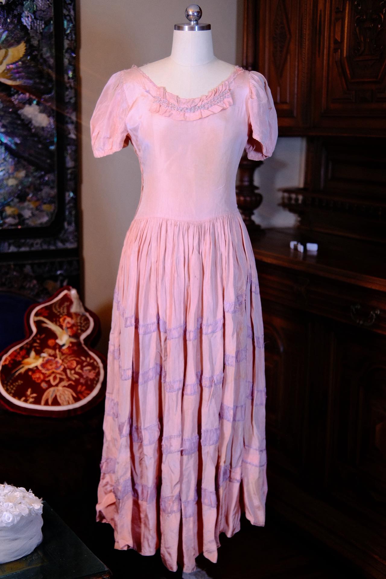 花间晨露：民国廿年浅粉双宫真丝刺绣晨袍 | Morning Dew Among Flowers: A Republic of China Year 20 (1930s) Pale Pink Shantung Silk Embroidered Morning Gown