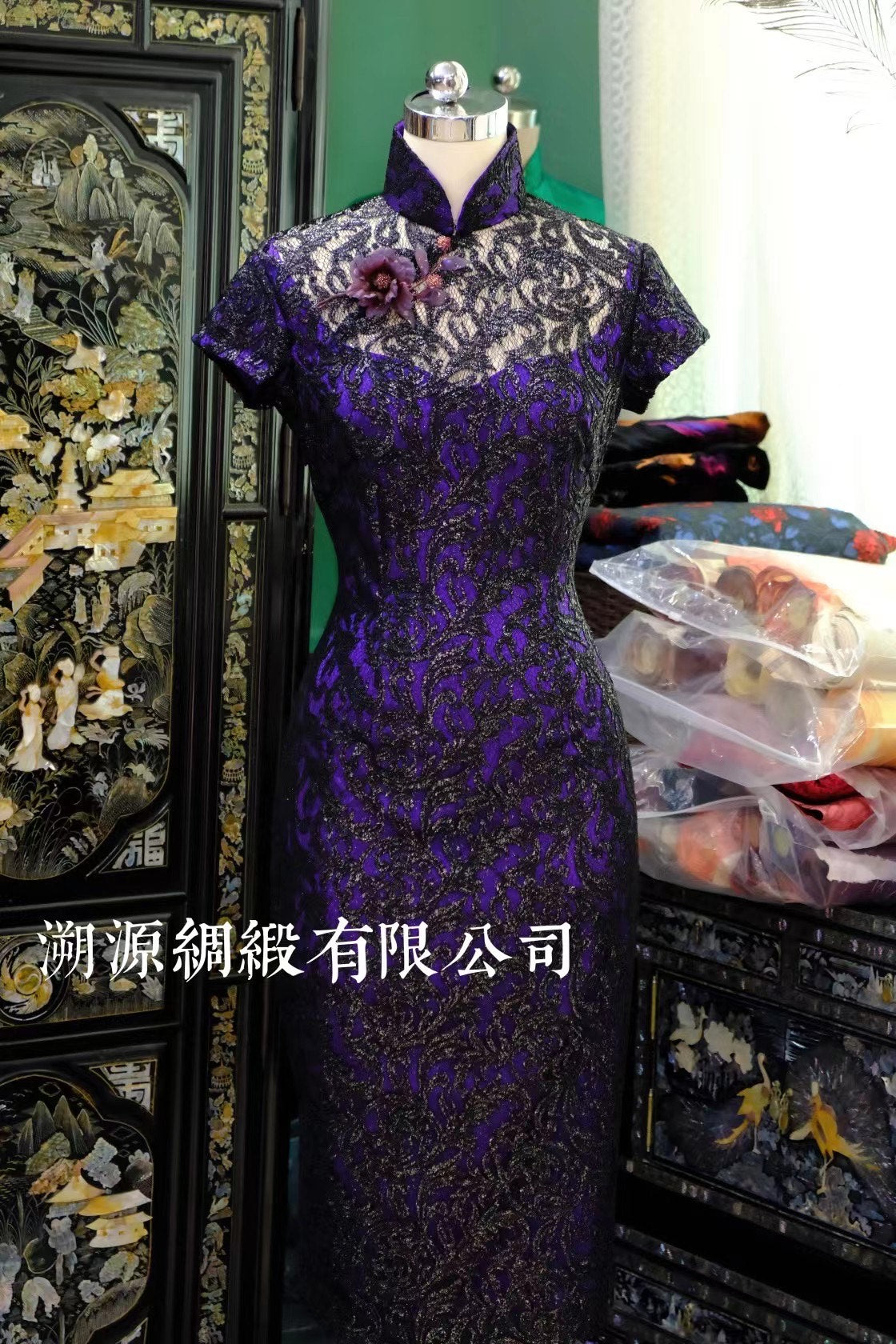 客定结缘 - 紫气东来：魅惑黑蕾丝港工旗袍 | Customized Design - Imperial Presence: Seductive Black Lace Hong Kong Qipao