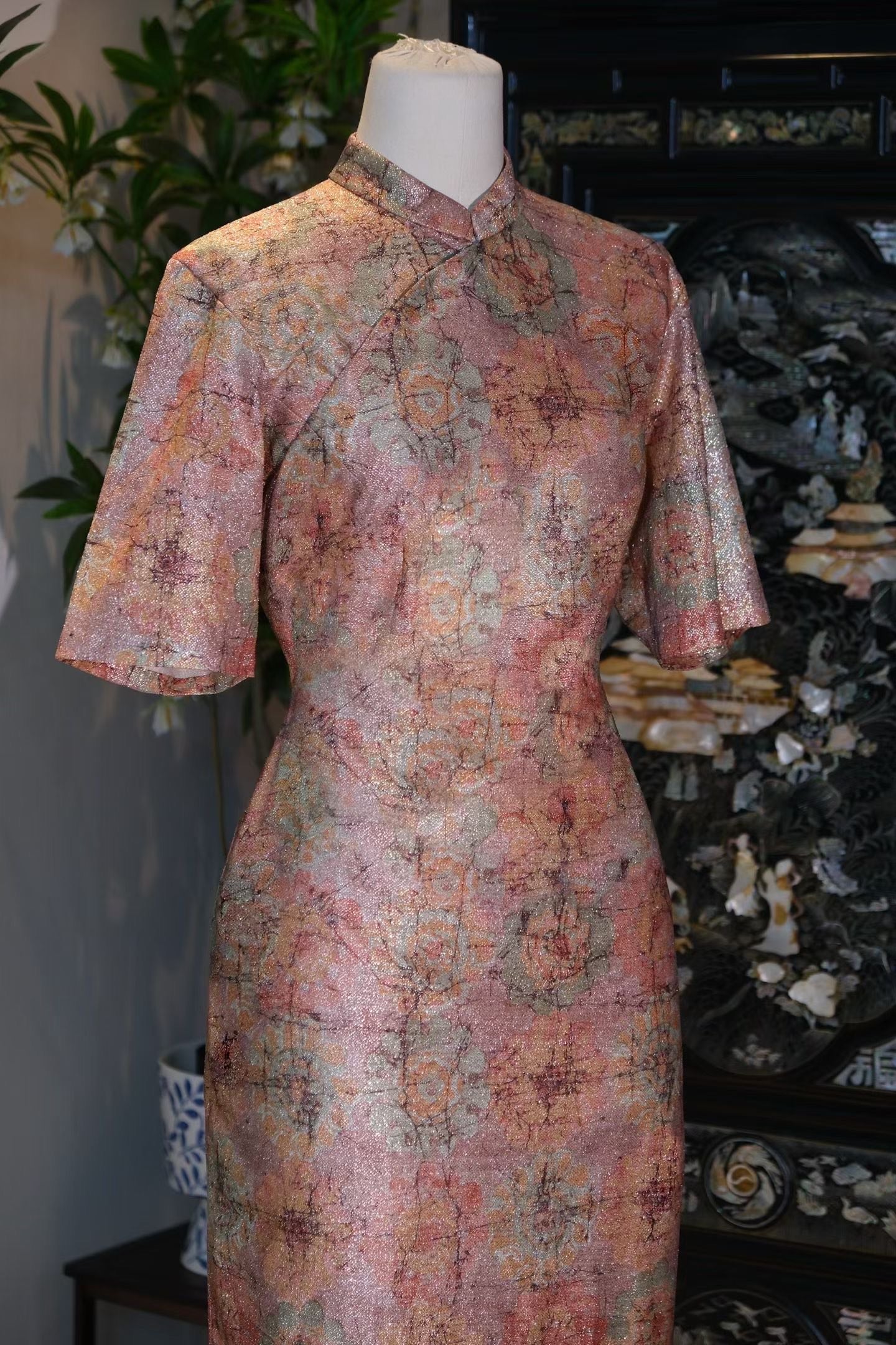 60年代 - 「飞天幻色」：六十年代敦煌壁画裂纹织银古董港式旗袍 / 1960s - "Flying Apsaras Illusion": A 1960s Vintage Hong Kong Qipao with Lurex-Woven Dunhuang Fresco Fissure Texture