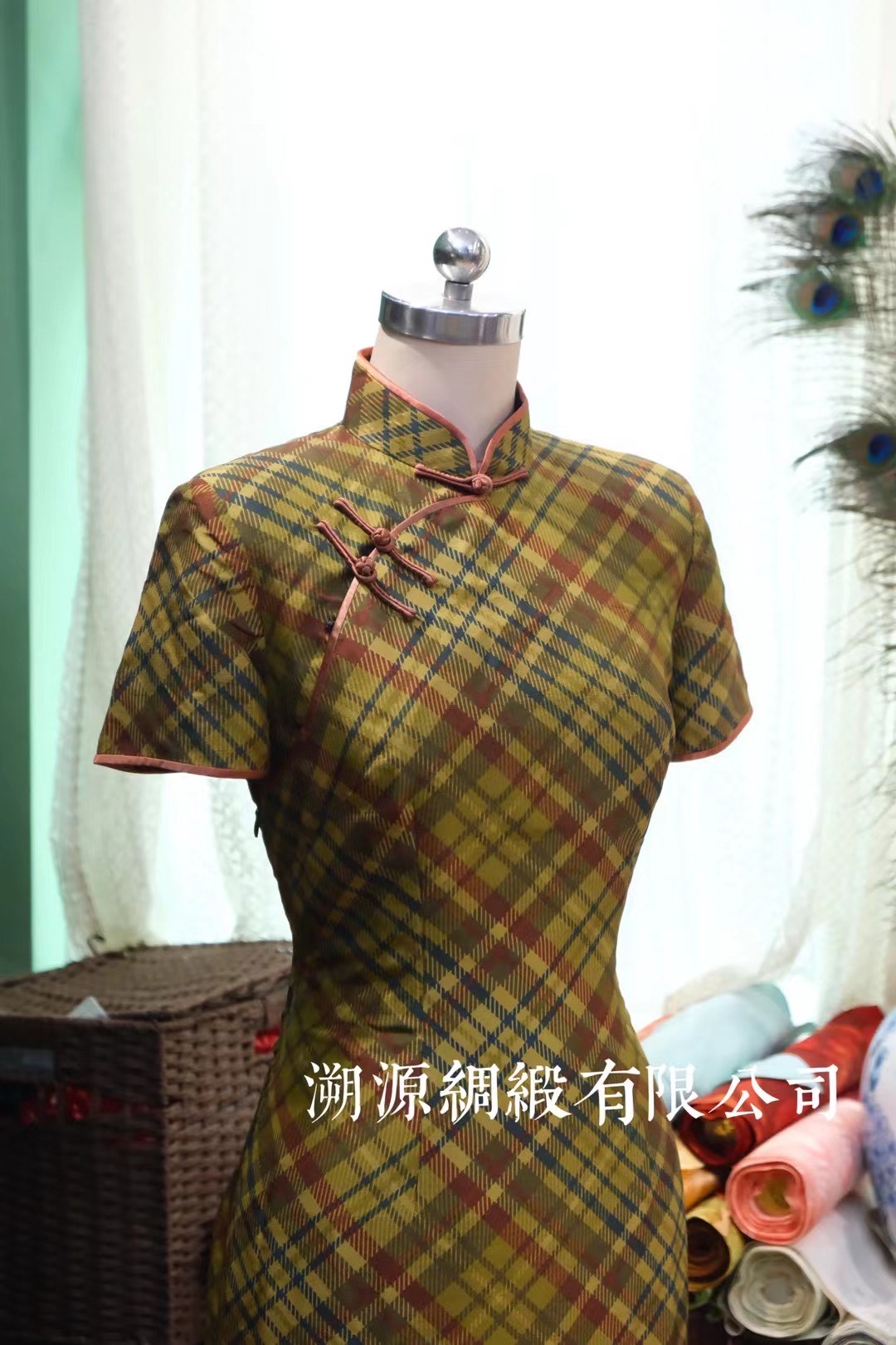60年代 - 知性年代·橄榄格：复古港工手作一字盘口古董旗袍 | 1960s - The Olive Plaid Scholar: Vintage Hong Kong Craft 'Yizi' Frog Button Qipao