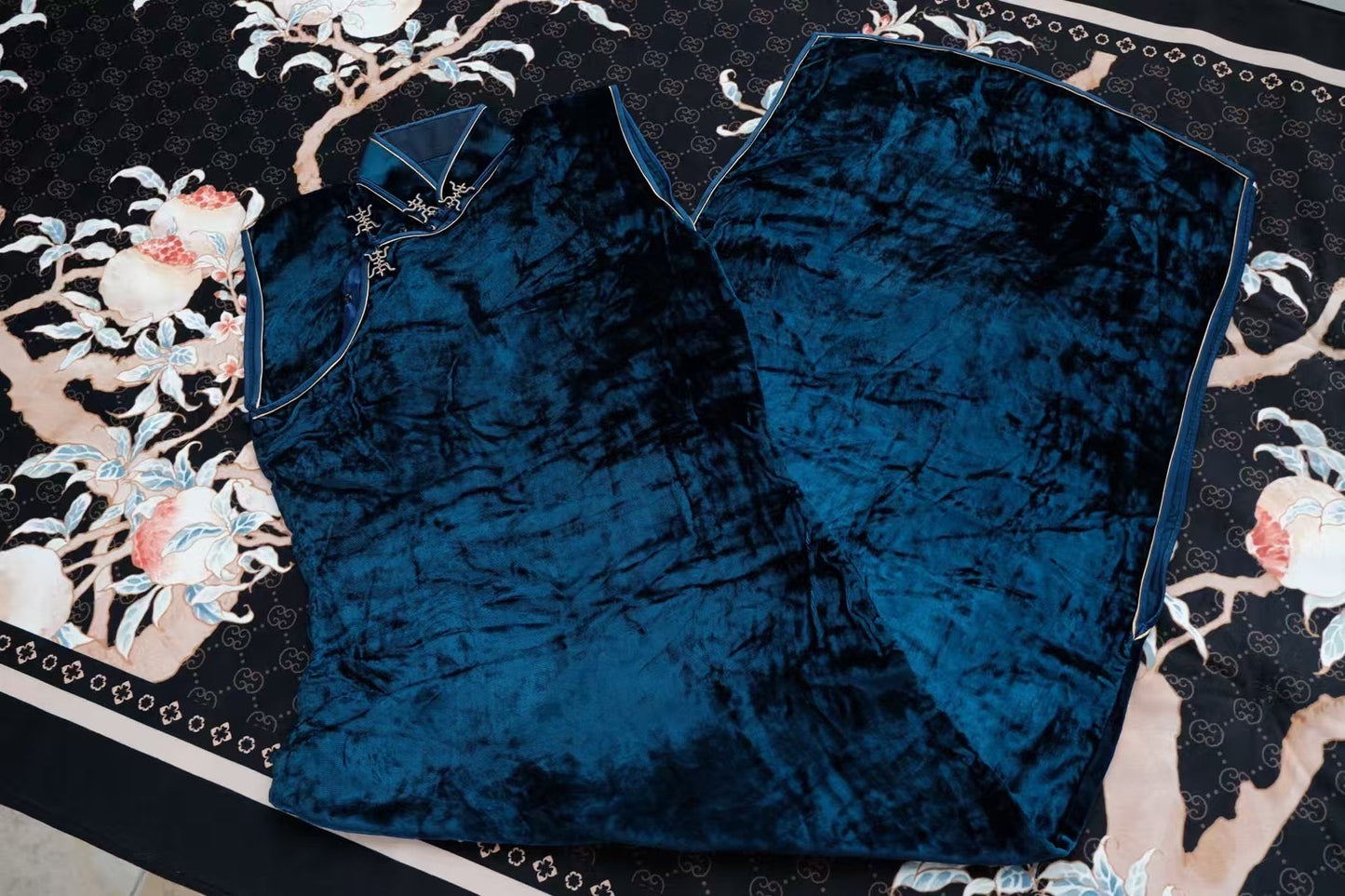 30年代:【藏青遗珍・复古华光】皇家蓝真丝天鹅绒寿字纹硬花扣复刻民国古董短旗袍 | 1930s: 【Midnight Blue Heritage・Retro Splendor】Royal Blue Silk Velvet "Shou" Knot Frog Buttons Replica of Republican Era Antique Short Qipao