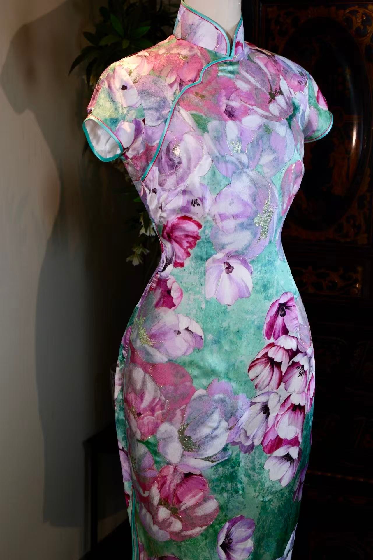 客定结缘 - 《莫奈花园·浮光掠影：苏绣工艺金丝晕染艺术旗袍》 | Customized Design - "Monet’s Garden · Fleeting Light: Art Qipao with Su Embroidery & Gilded Impressionist" Florals
