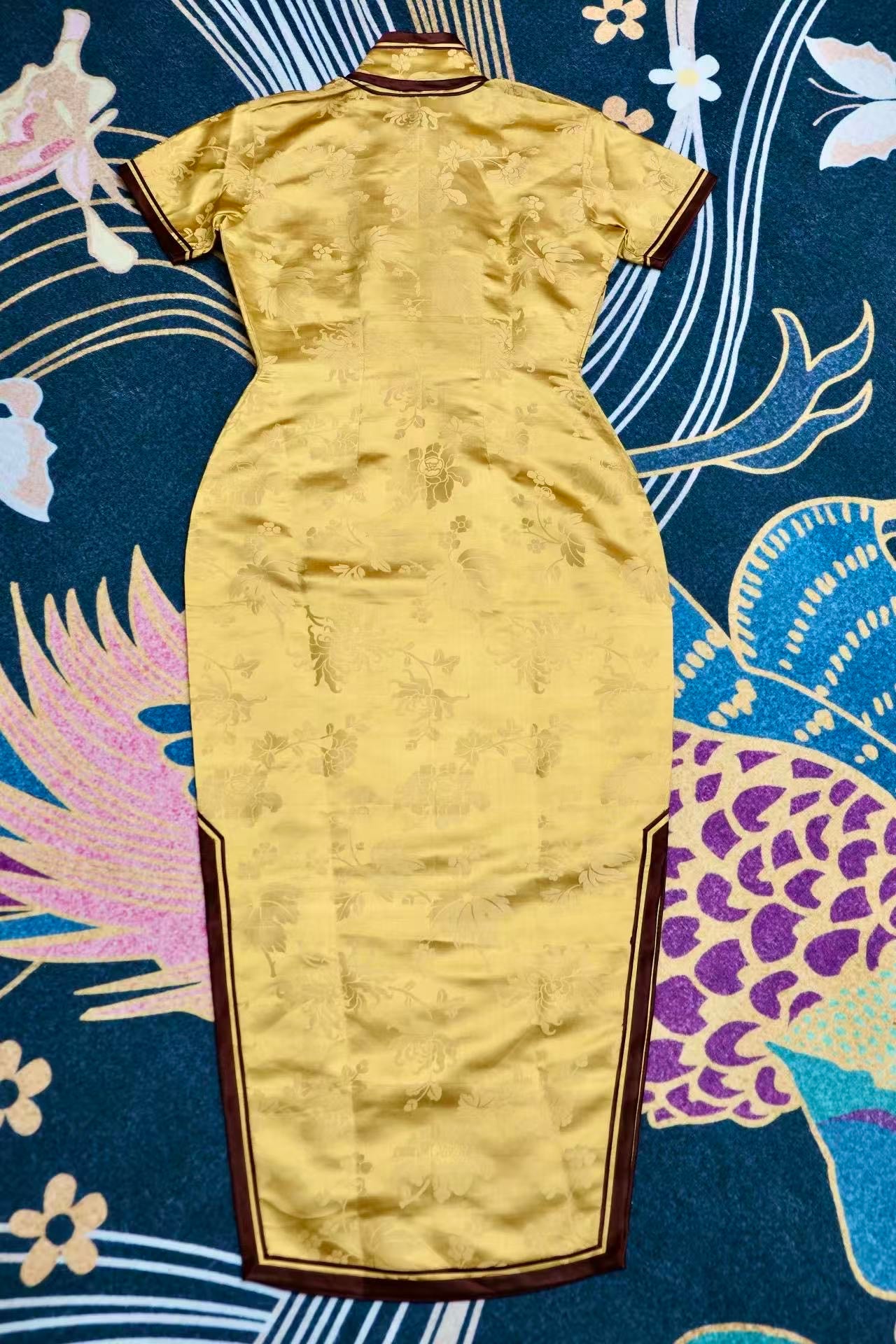 50年代 -【乐怡芳华】民国摹本缎·三角花瓶底 港式宽绲撞色旗袍 | 1950s -【Le-Yi's Golden Bloom】Vintage-Inspired Damask Qipao: Hong Kong-Style Geometric Waist with Broad Contrast Piping