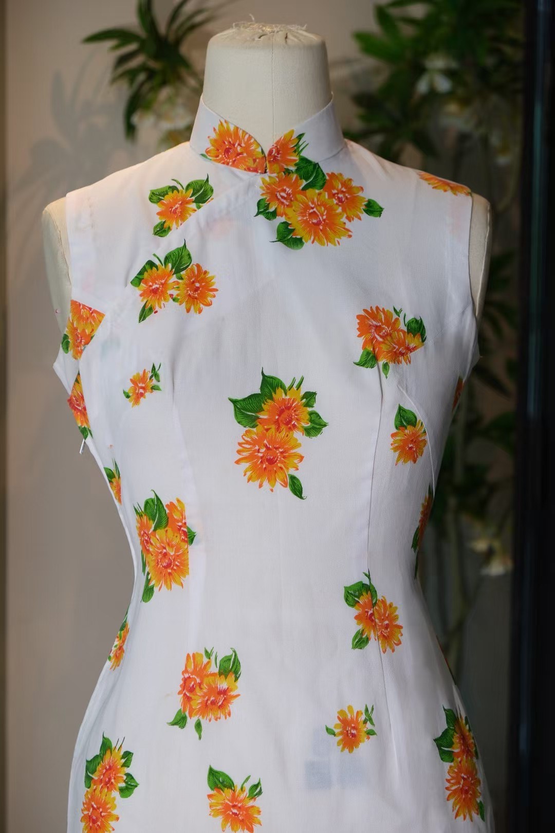 60年代 -【维港晨雾・花语】1960s 港工复古无袖旗袍 | 纯白底弗朗菊印花简洁修身中长款 | 1960s - 【Victoria Harbour Mist・Floral Whisper】1960s Hong Kong Craft Vintage Sleeveless Qipao | Pure White Base with Chrysanthemum Print Slim Midi Dress