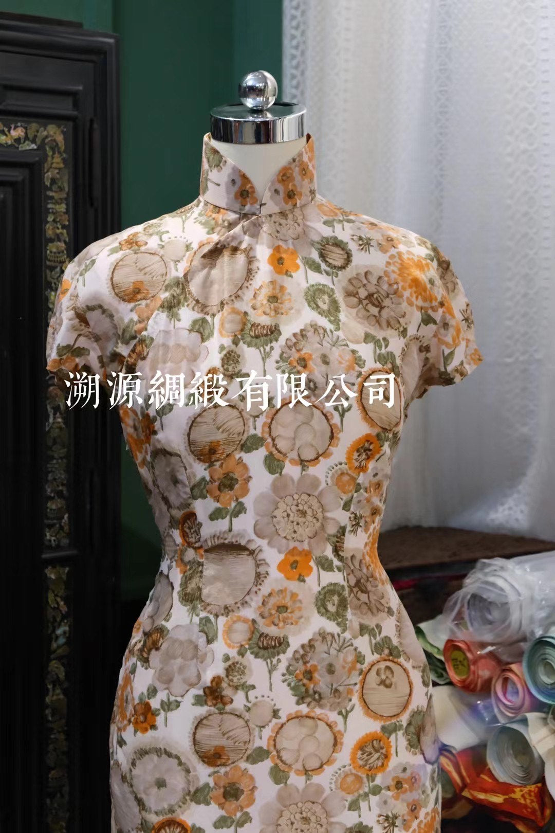 50年代 - 珍稀古董收藏：港式三角腰抽象水彩花卉十字袖旗袍 | 1950s - Rare Antique Collection: Hong Kong 'Triangle Waist' Abstract Watercolor Floral Qipao with Cross Sleeves