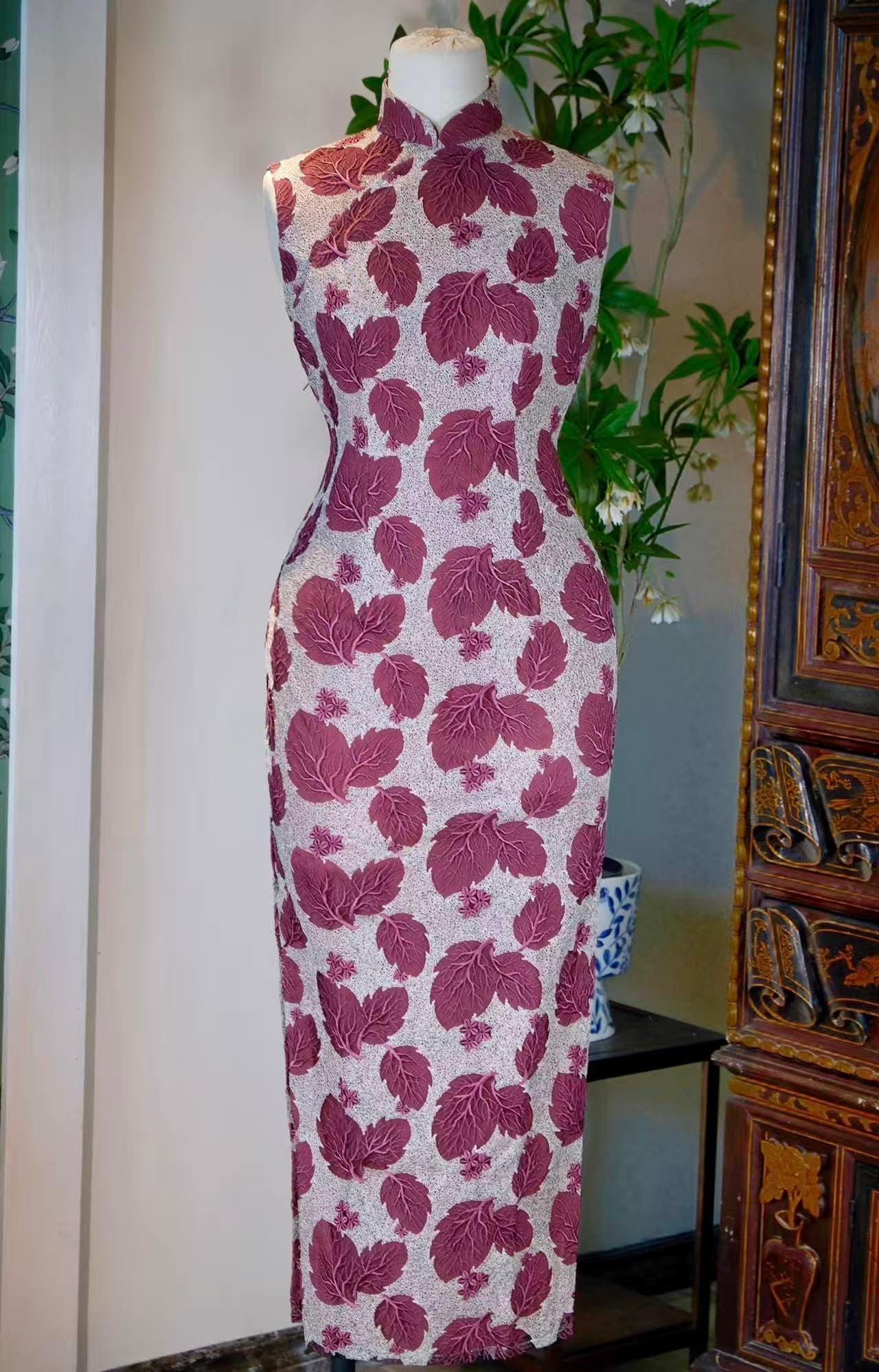 60年代 - 台湾铲镂空蕾丝刺绣网纱立体肌理感古董旗袍：叶片刺绣蕾丝的立体诗学与时光铭刻 | 1960s - A Sculptural Poetic of Lace and Leaves: A Vintage Taiwanese Cheongsam with Three-Dimensional Embroidered Lace