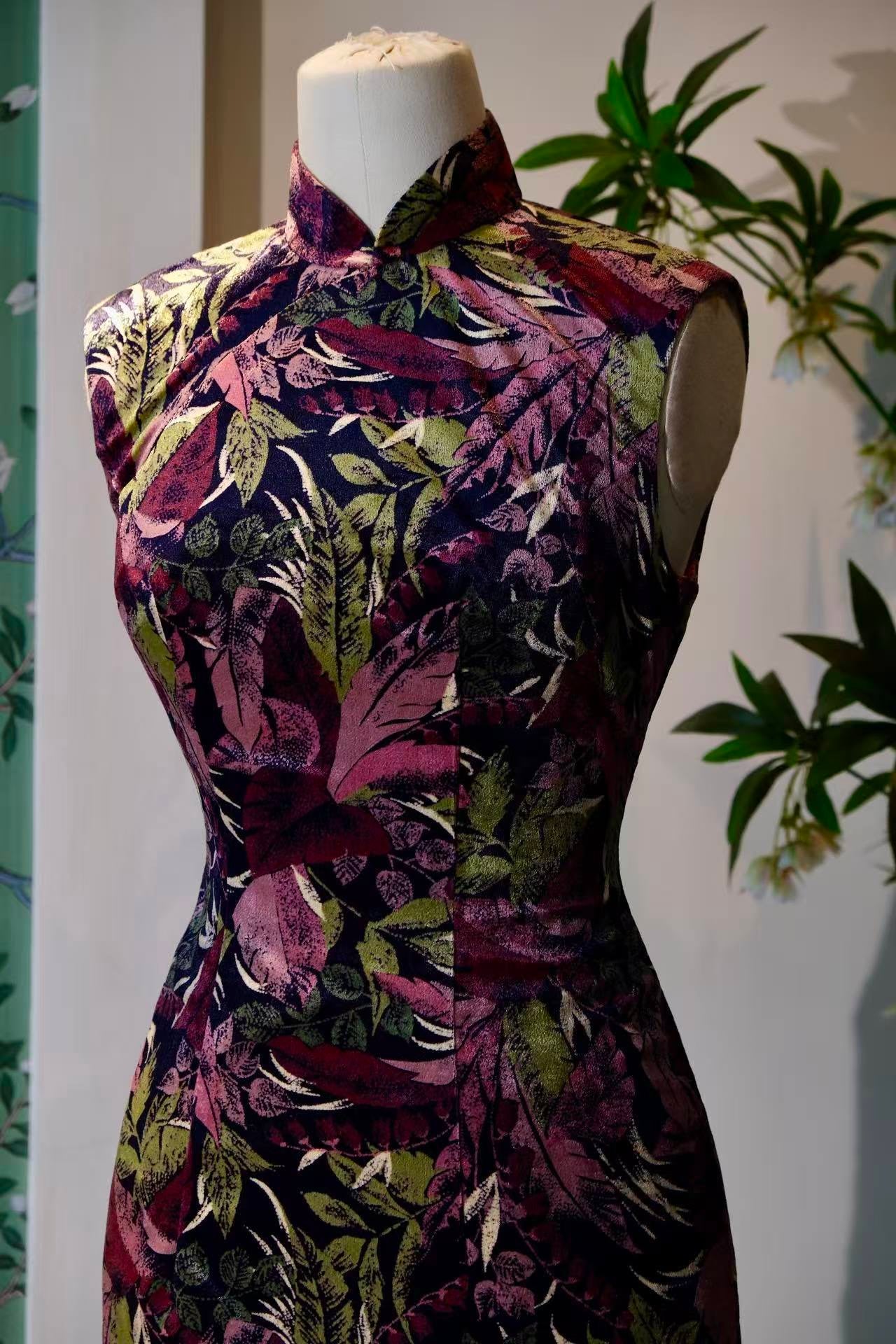 60年代 - 上世纪六十年代南洋风热带植物丝绒印花古董港式旗袍 | 1960s - An Antique Hong Kong-style Cheongsam from the 1960s, Featuring a Southeast Asian-inspired Tropical Plant Velvet Print