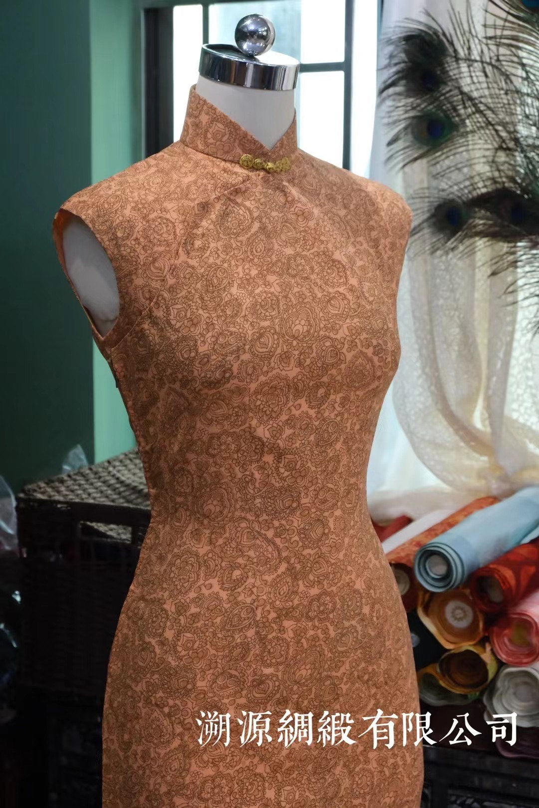 60年代 - 沪港流韵 · 锦年如梦：五六十年代典雅 · 蜜杏色织金宝相花纹修身无袖旗袍 | 1960s - The Shanghai-Hong Kong Charm · Dream of Brocade Years: 1950s-1960s Classic Elegance · Honey-Apricot Gold-Woven Jewel-Flower Pattern Slim Sleeveless Qipao