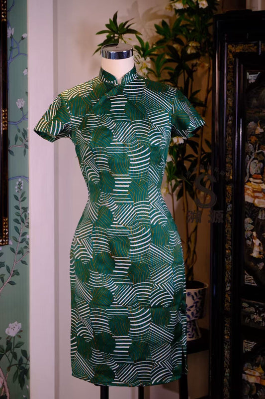 50年代 - “翠羽流光”港式复古几何织金短袖旗袍 | 1950s - "Jade Plume Glow" Hong Kong Retro Geometric Gold-Thread Short-Sleeve Cheongsam