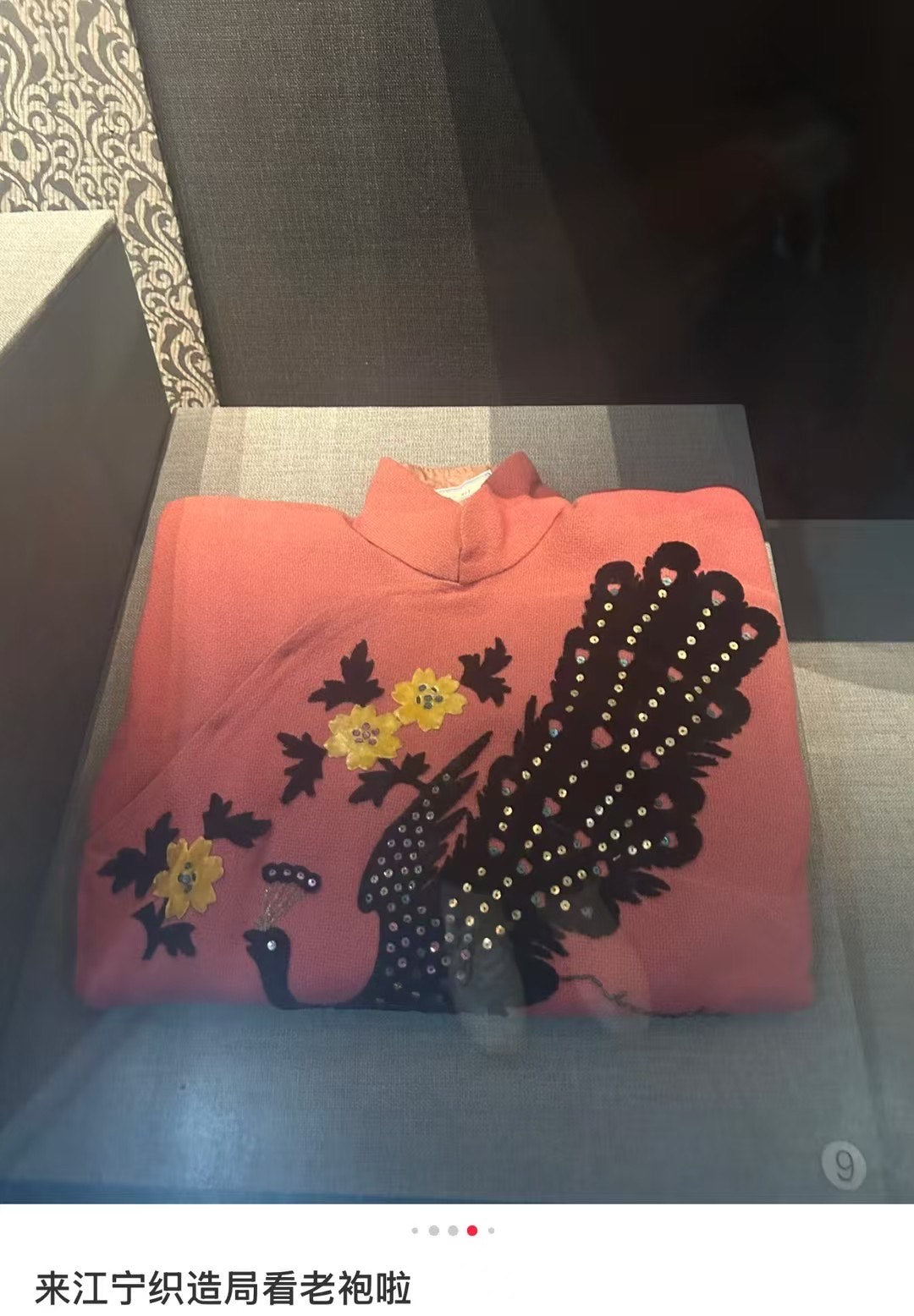 40年代 -【江宁博物馆典藏升级版】玫红凤舞：重工丝绒贴布亮片旗袍 | 1940s - "Nanjing Museum Upgrade": Fuchsia Phoenix Dance – Heavy Embellished Velvet Appliqué and Sequin Cheongsam