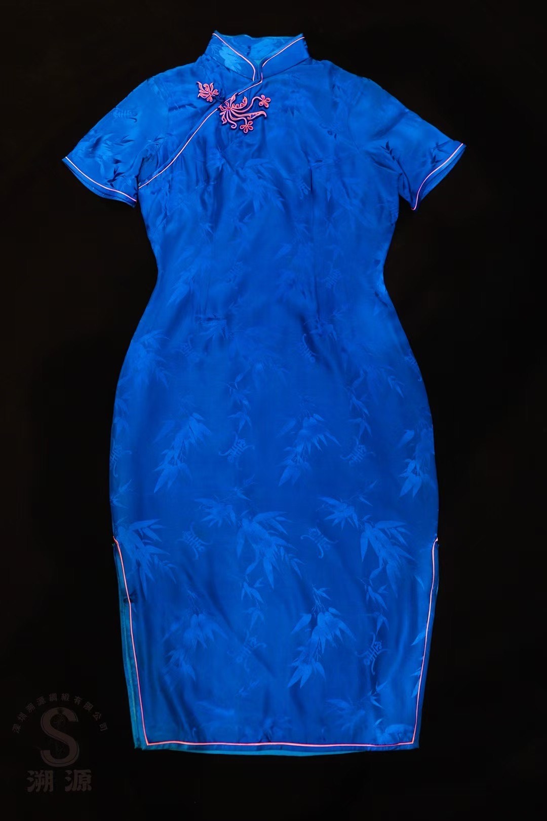 60年代 -【靛青雅竹 • 宝蓝色丝光暗纹竹叶粉色盘扣古董短袖旗袍】|  1960s - “Azure Bamboo Whisper” - Antique Royal Blue Silken Qipao with Tonal Bamboo Jacquard and Striking Pink Frog Closures.