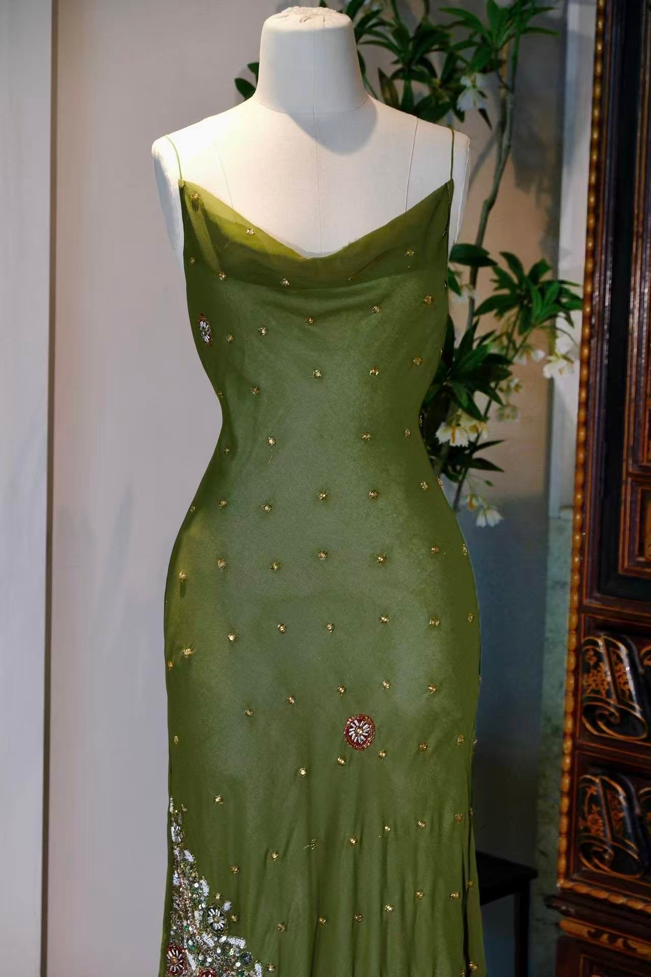 高定成衣 - 1930年代复古风手工钉珠真丝斜裁礼服 | 橄榄绿星系刺绣，匠心重塑黄金时代盛装 | Luxury Ready-to-Wear (RTW) - 1930s Style sequined beaded Vintage Silk Bias-Cut evening Gown | Olive Green Galaxy Embroidery, Artisan-Crafted Golden Age Ballgown