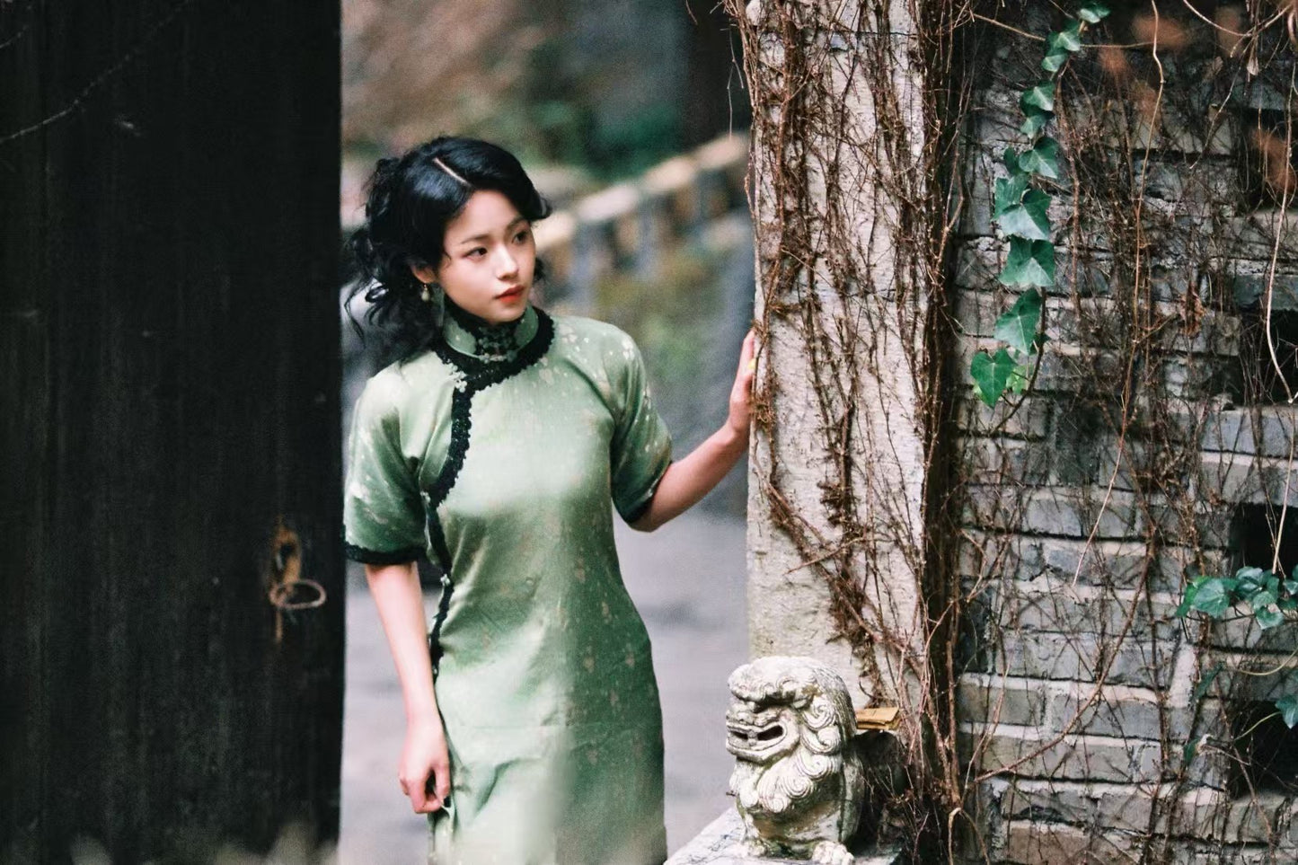 30年代 -新新有限公司典藏版“翠意盈袖”蕾丝滚边印花真丝乔其纱日常款旗袍 / 1930s - The "Emerald Charm Sleeves" Collection: A Genuine Silk Crêpe de Chine Qipao with Lace Trims and Printed Pattern, Produced by Sincere Company (New Era Department Store)