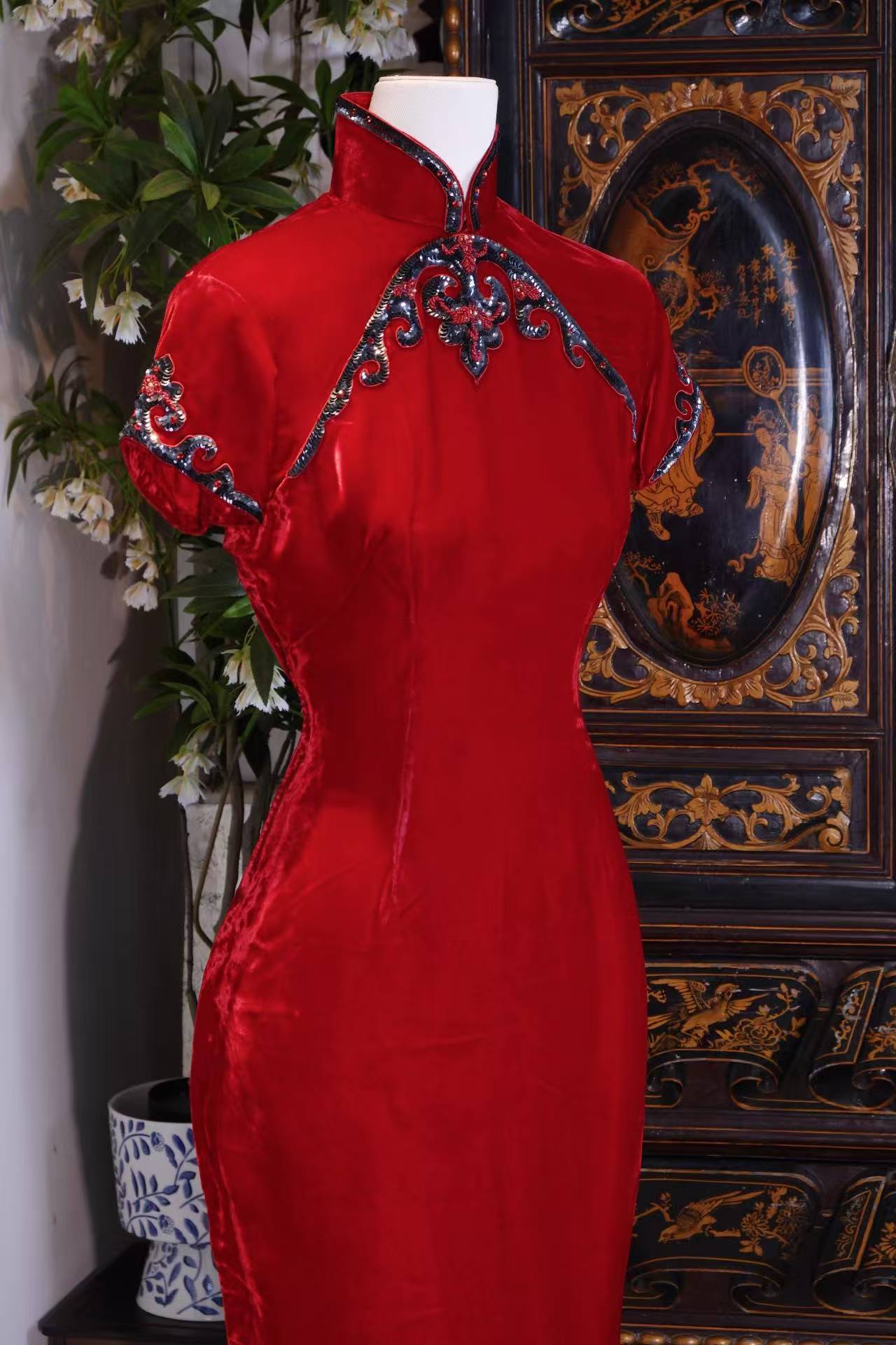 50年代 - 五十年代香港天鹅绒线香钉珠如意云头旗袍 | 1950s - A Pinnacle of 1950s Hong Kong Craftsmanship: The Velvet Beaded "Ruyi Cloud" Qipao