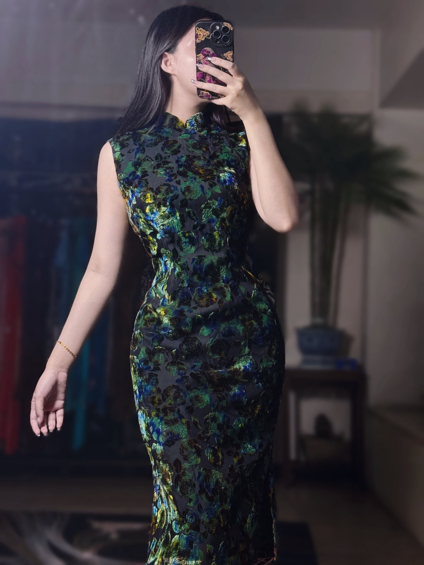 60年代 -【绿宝流光】翡翠梦境：无袖烧花丝绒旗袍——蓝绿渐变宝石花纹 | 1960s - "Jade Glow" Emerald Dream: Sleeveless Devoré Velvet Cheongsam – Blue-Green Ombré Jewel Floral Motif