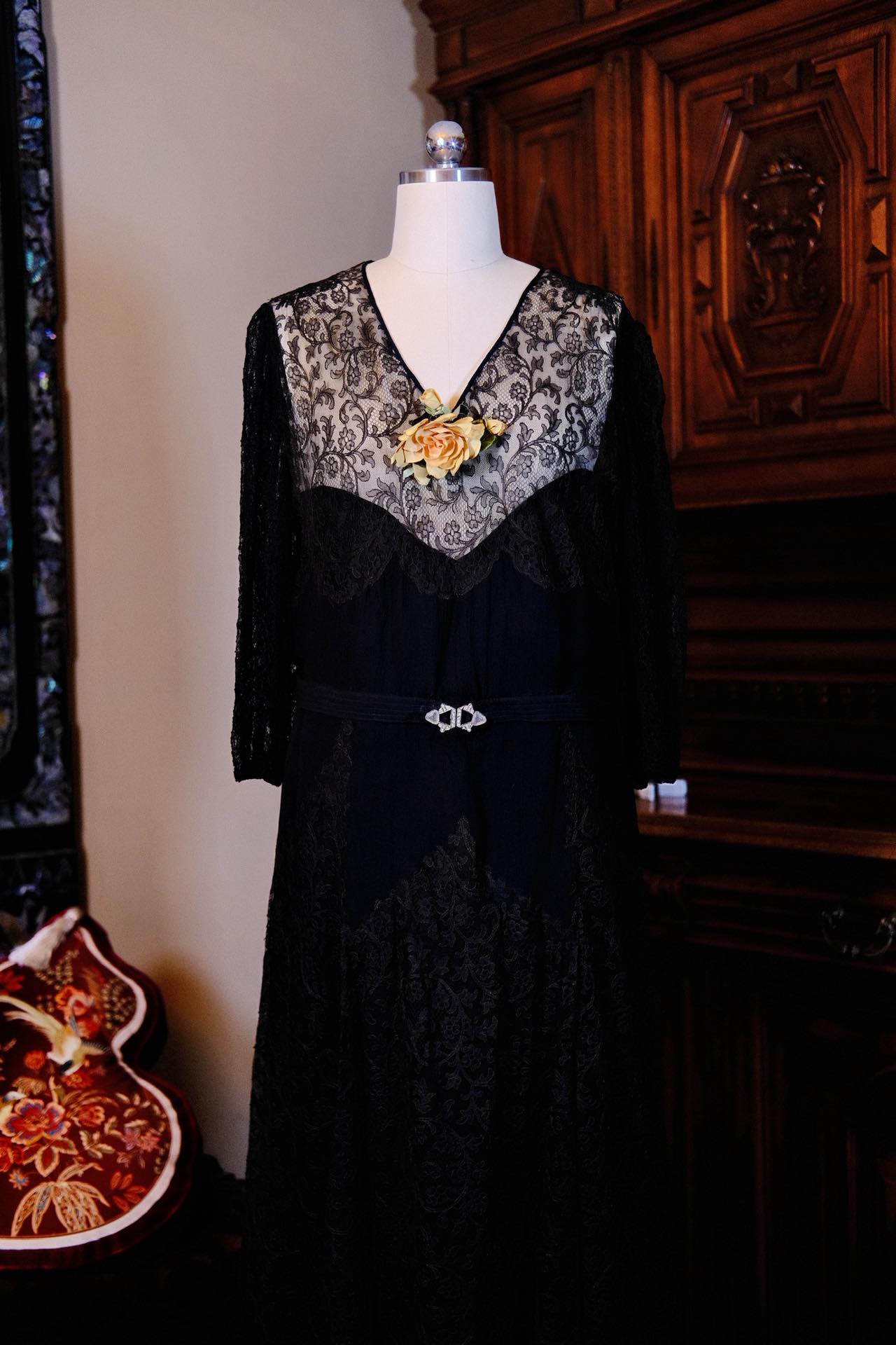 黑金夜曲：民国廿年真丝蕾丝Art Deco长裙与蔷薇私语_HY | Dark Gold Nocturne: A Republic of China Year 20 (1930s) Silk Lace Art Deco Long Dress and Whispering Roses_HY