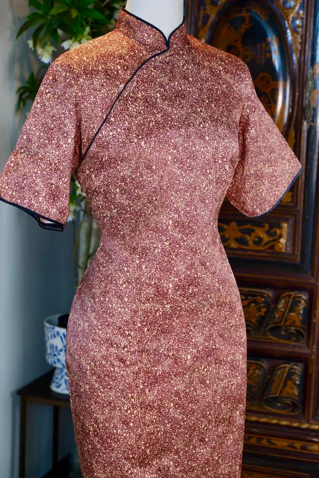 50年代 - 岁月馨香：五十年代台湾印花缎旗袍 | 1950s - Fragrance of Time: 1950s Taiwanese Printed Satin Qipao