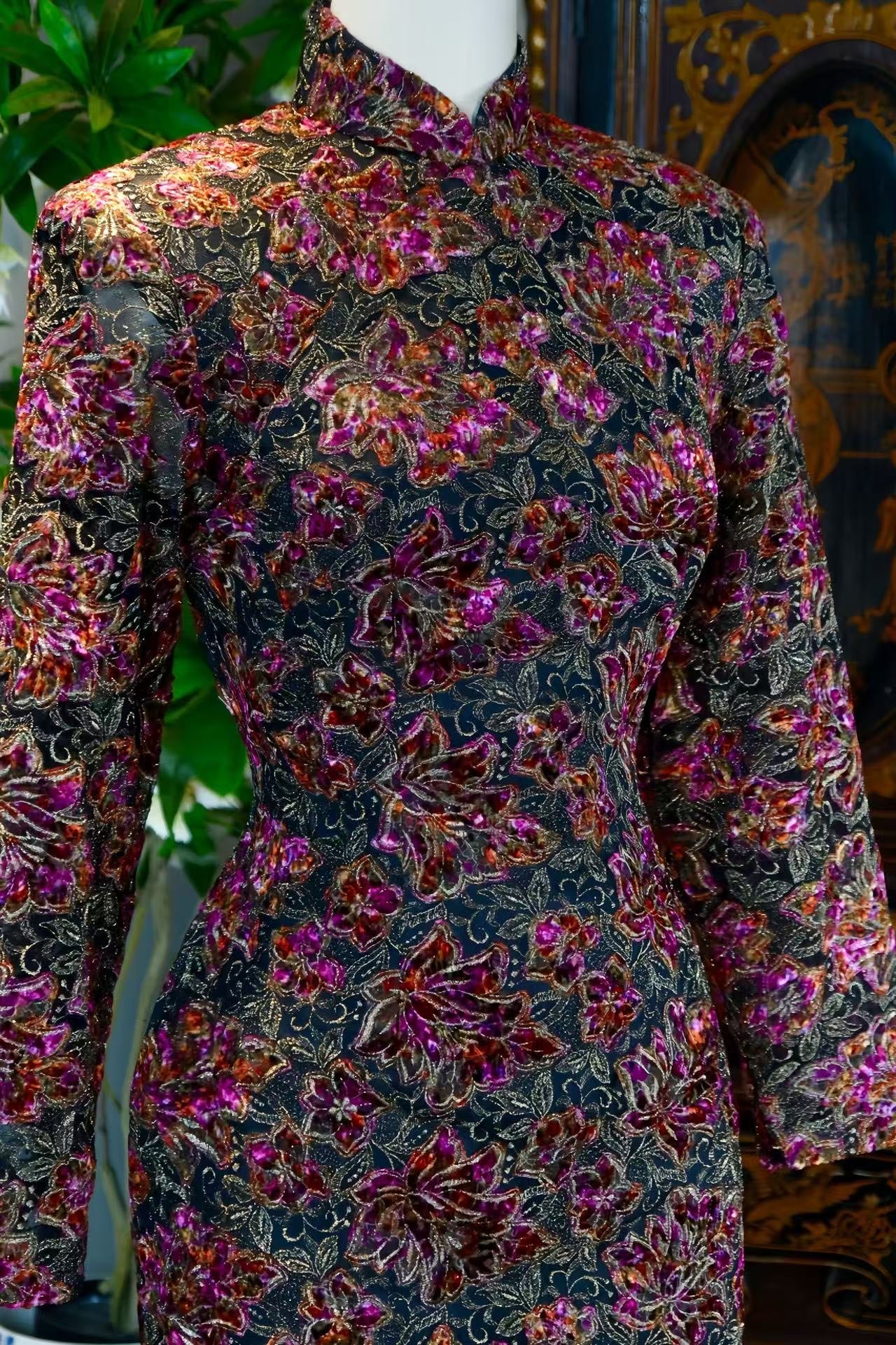 60年代 - 香港织金蕾丝烧花丝绒手绘古董旗袍 | 1960s - An Epic Vintage 1960s Hong Kong Cheongsam with Triple-Layered Craftsmanship (Gold Brocade Lace, Devoré Velvet, and Hand-Painting)