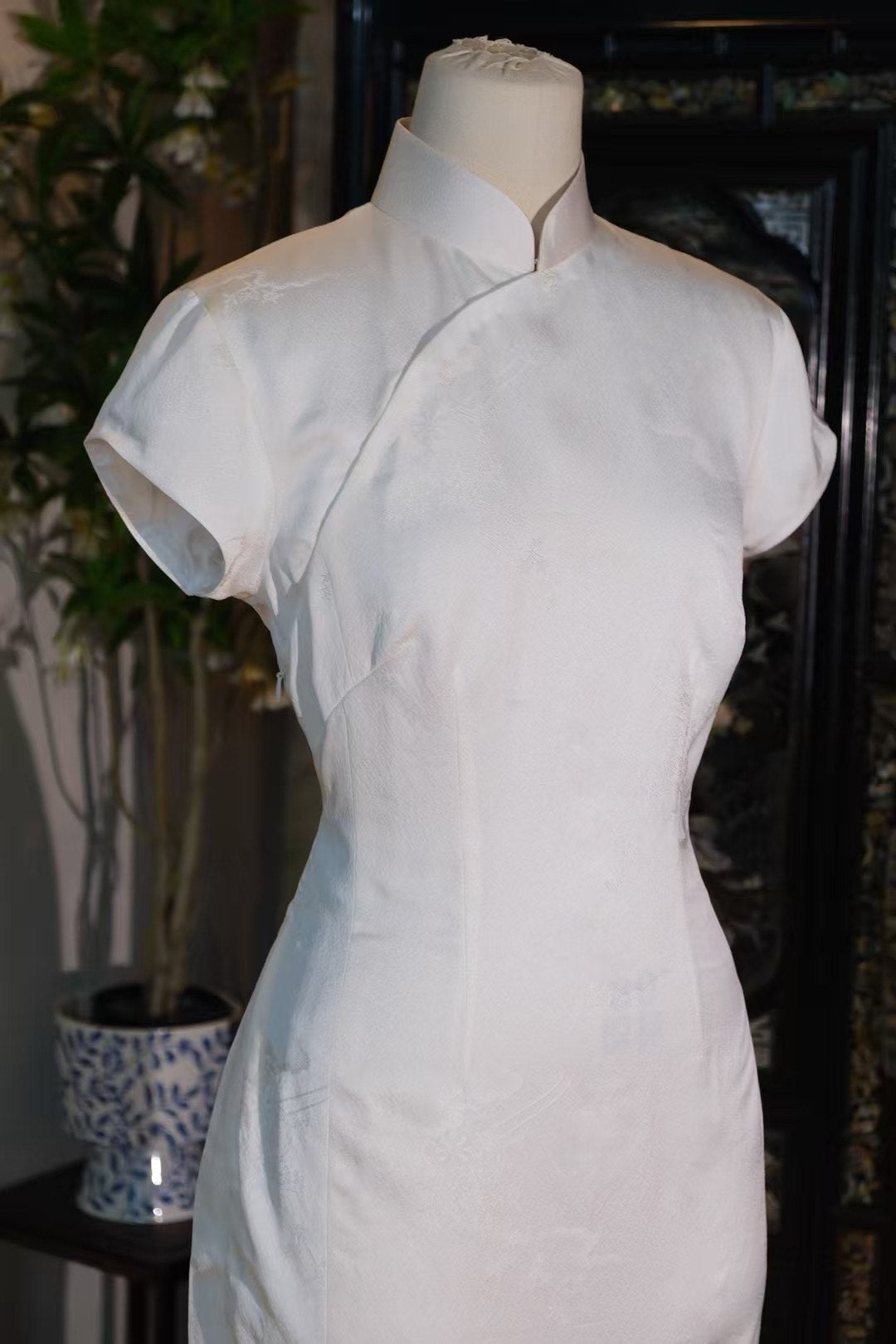 客订结缘 -《白月光影：暗纹初雪映心扉》| Customized Design - "The Moonlight Whisper: Ivory Jacquard Classic Qipao"