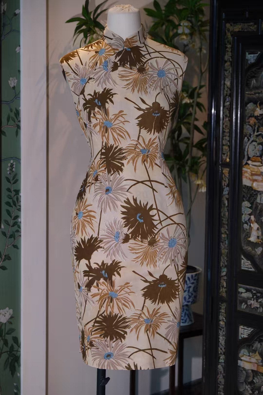 60年代 -【Vintage 1960s 花样年华·美拉德摩卡菊影】秋日绒毯上的靛蓝留白：港式复古风情无袖旗袍 | 1960s - 【Vintage 1960s In the Mood for Love · Maillard Mocha Chrysanthemum Shadow】Indigo Highlights on an Autumn Rug: Sleeveless Qipao of Hong Kong Retro Charm