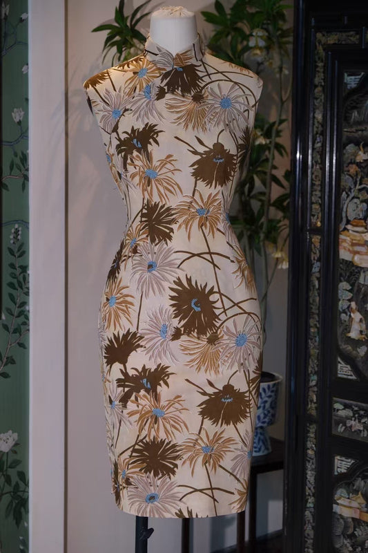 60年代 -【Vintage 1960s 花样年华·美拉德摩卡菊影】秋日绒毯上的靛蓝留白：港式复古风情无袖旗袍 | 1960s - 【Vintage 1960s In the Mood for Love · Maillard Mocha Chrysanthemum Shadow】Indigo Highlights on an Autumn Rug: Sleeveless Qipao of Hong Kong Retro Charm