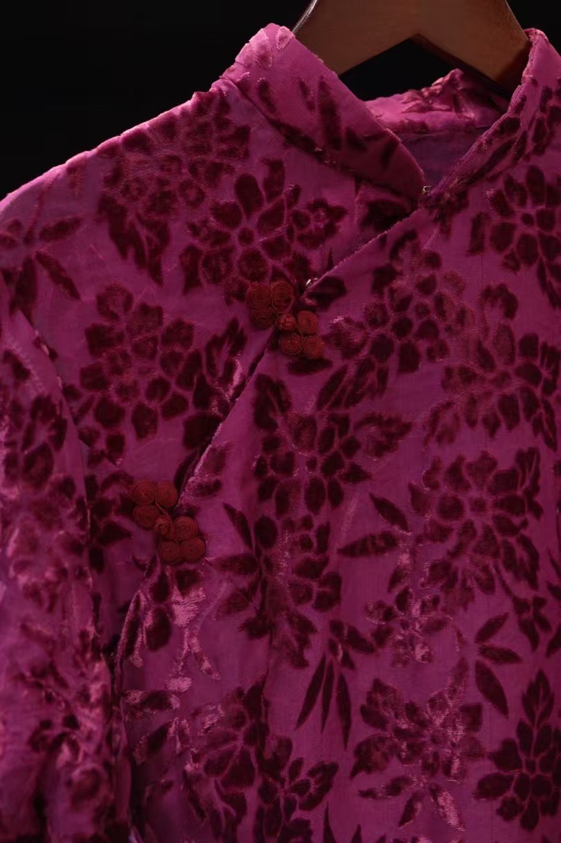 60年代 -【流金岁月双生花：紫罗兰丝绒与浆果红印花古董旗袍对】| 1960s - "Twin Blooms of the Gilded Age": An Antique Pair—Deep Magenta Velvet and Berry Red Print Qipaos