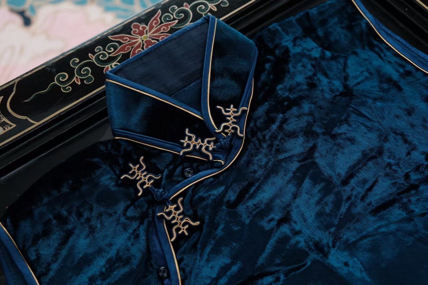 30年代:【藏青遗珍・复古华光】皇家蓝真丝天鹅绒寿字纹硬花扣复刻民国古董短旗袍 | 1930s: 【Midnight Blue Heritage・Retro Splendor】Royal Blue Silk Velvet "Shou" Knot Frog Buttons Replica of Republican Era Antique Short Qipao
