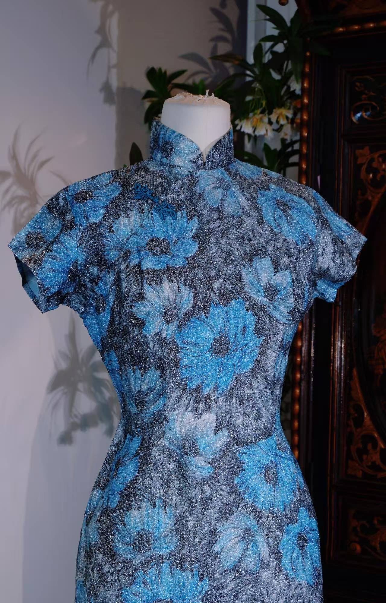 50年代 - 银蓝幻彩，香江遗韵——五十年代香港印花织银旗袍 | 1950s - Silver-Blue Illusory Radiance: A 1950s Hong Kong Printed and Silver-Woven Cheongsam