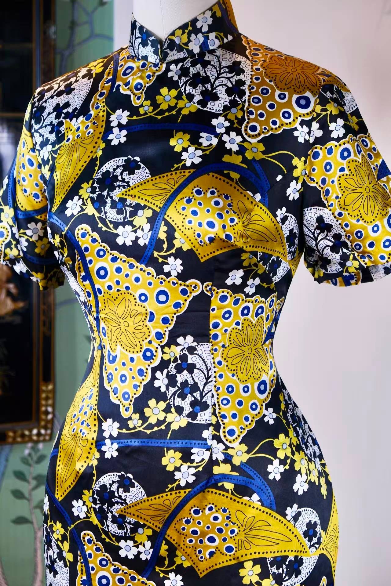 60年代 - 六十年代和风印花台湾古董旗袍：织锦上的东方美学史诗 | 1960s - A 1960s Wafuku-Print Taiwanese Antique Cheongsam: An Oriental Aesthetic Epic in Brocade