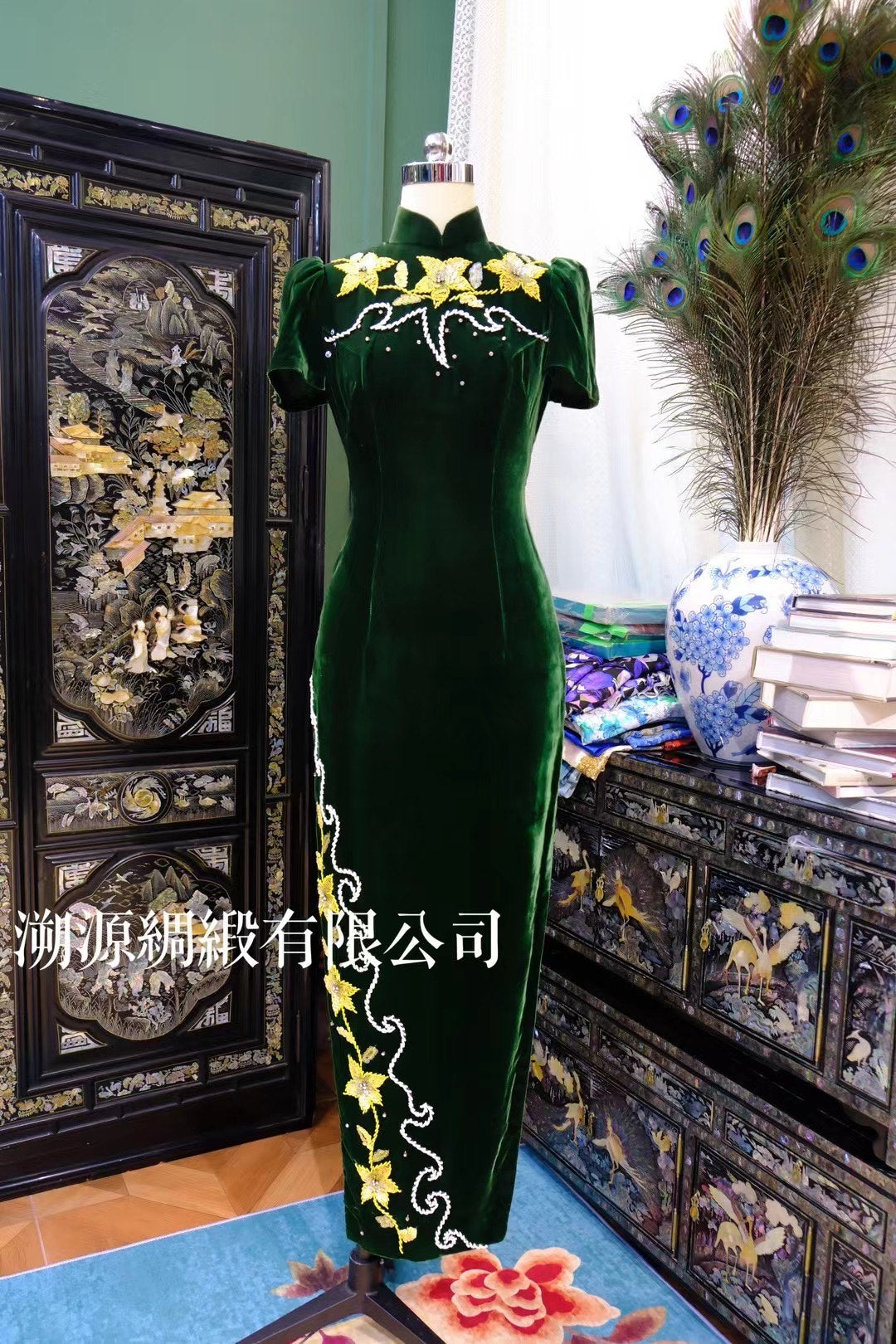 70年代 - 墨绿天鹅绒高领手工钉珠公主袖收腰长款古董旗袍：【旧日翡翠】| 1970s - Dark Green Velvet High-Collar Hand-Beaded Princess-Sleeve Fitted Long Antique Qipao: "Old-Time Jade"